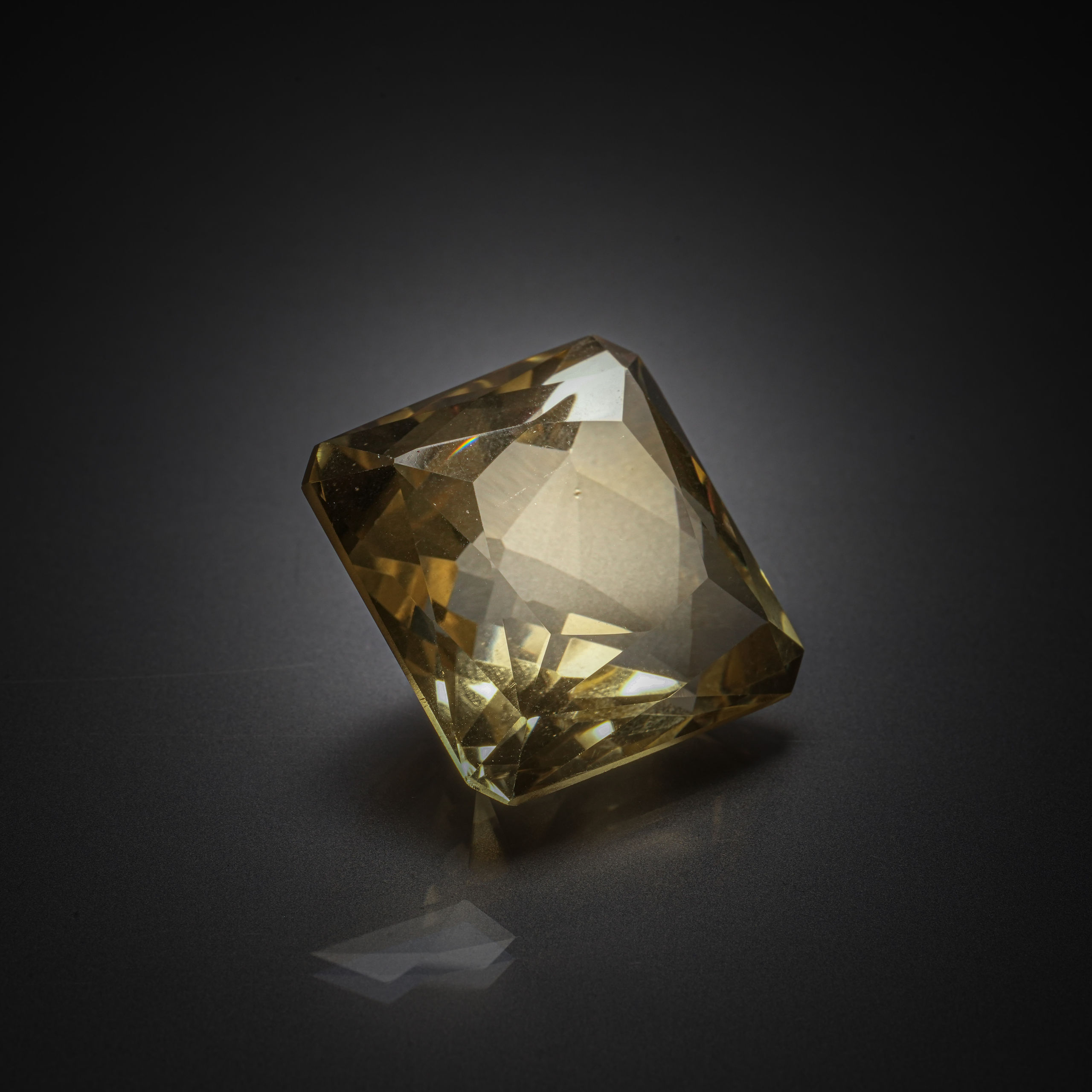 Citrine rectangulaire à pans coupés sur papier. - Lazuli