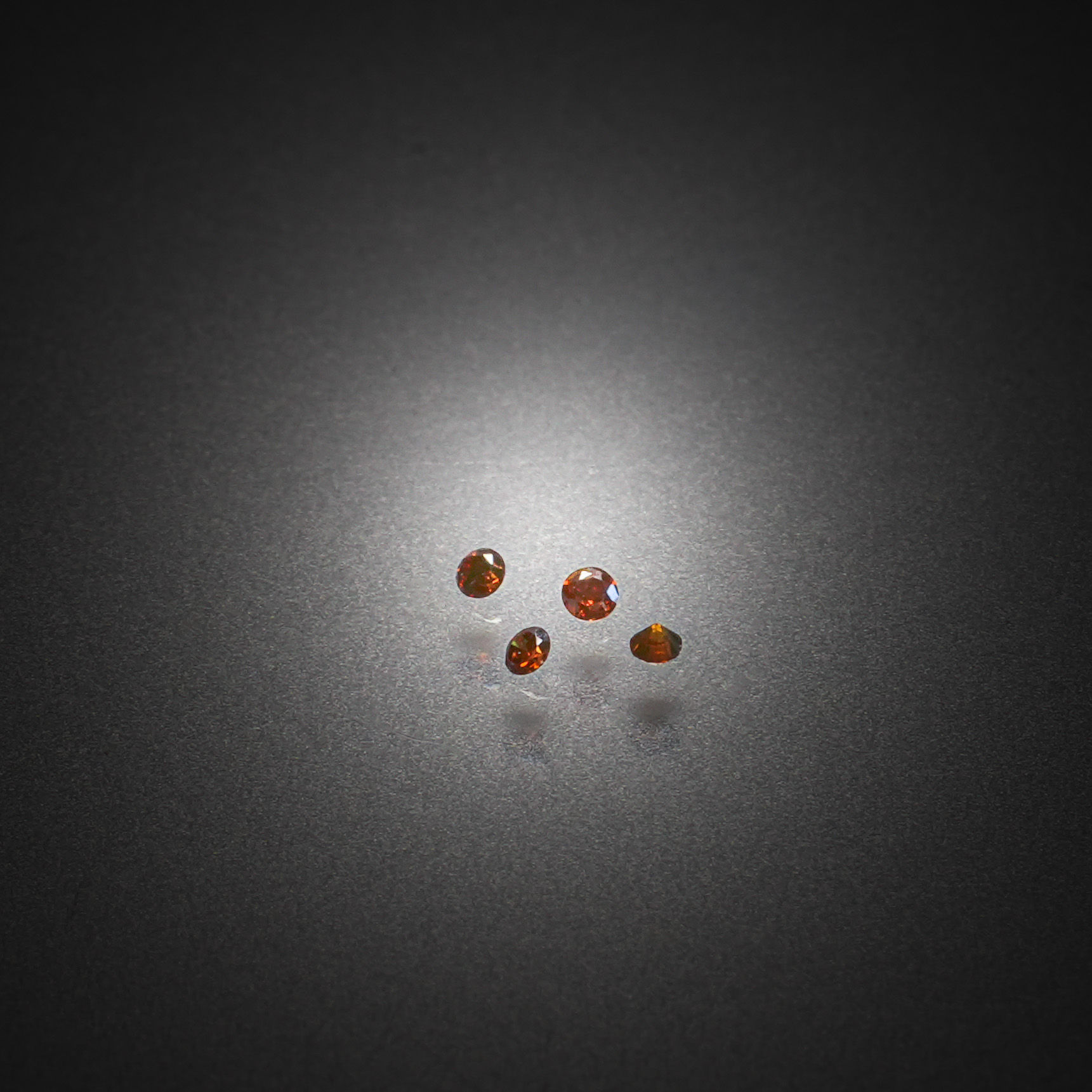 Lot de cinq diamants caramels ronds sur papier. - Lazuli
