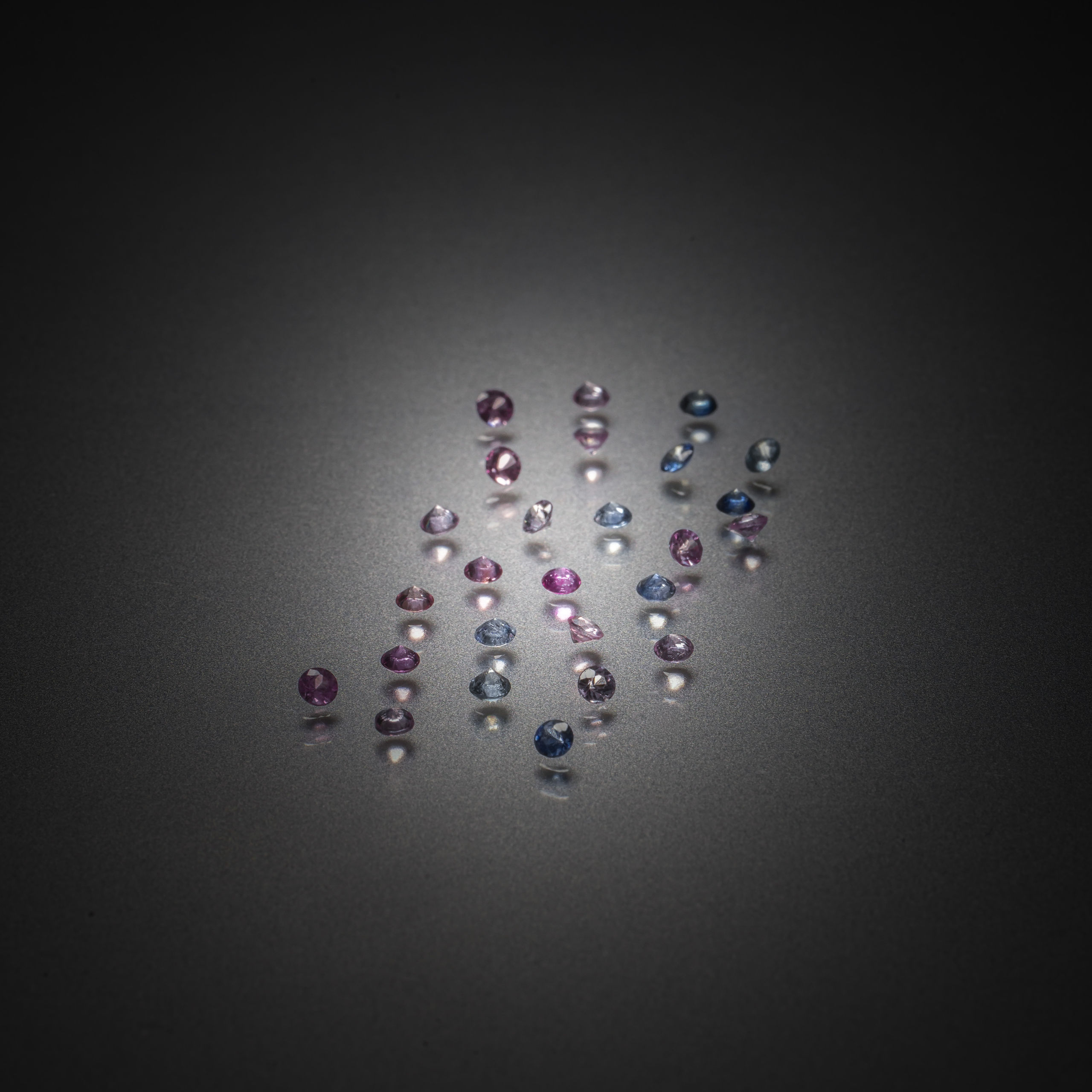 Lot de vingt-six saphirs ronds sur papier. - Lazuli