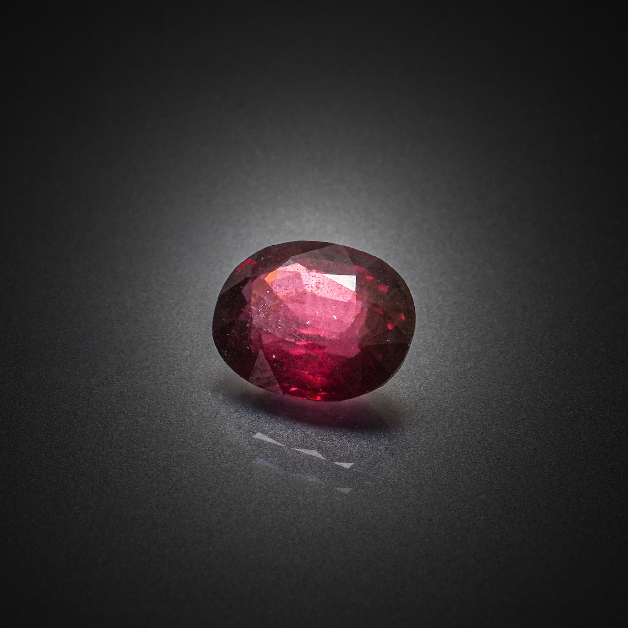 Grenat violet/rose rhodolite ovale sur papier. - Lazuli