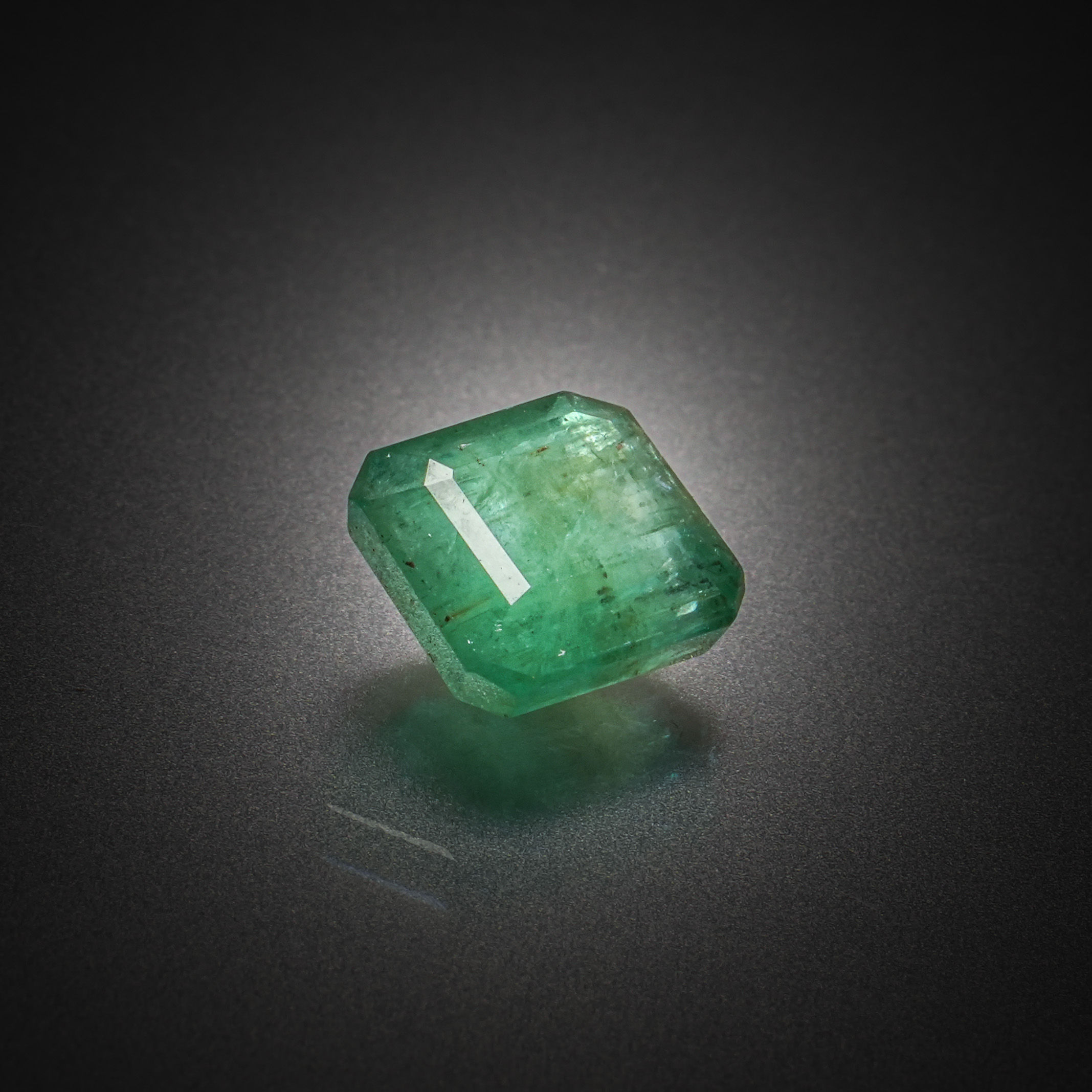 Emeraude rectangulaire à pans coupés sur papier. - Lazuli