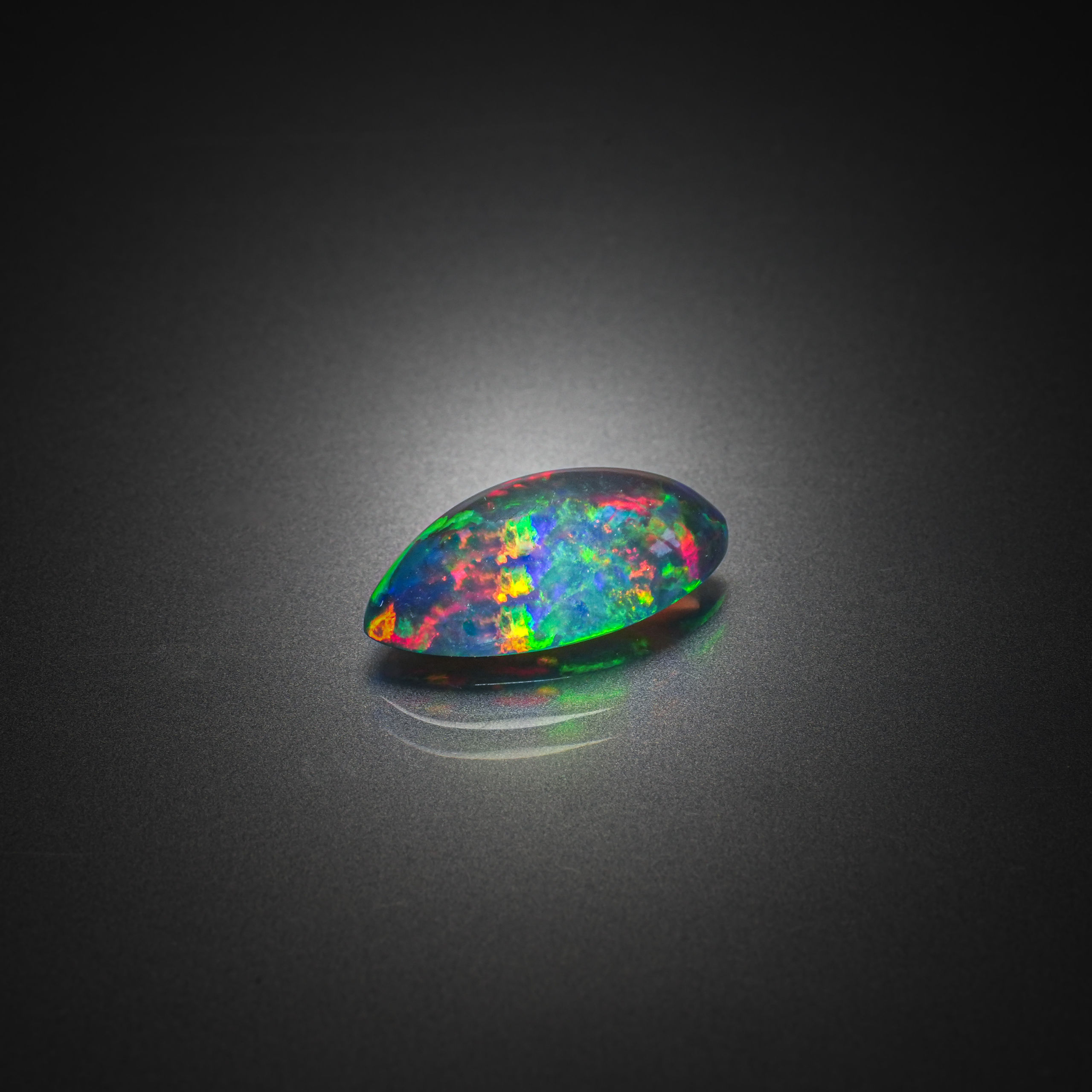 Calcite ovale cabochon sur papier. - Lazuli