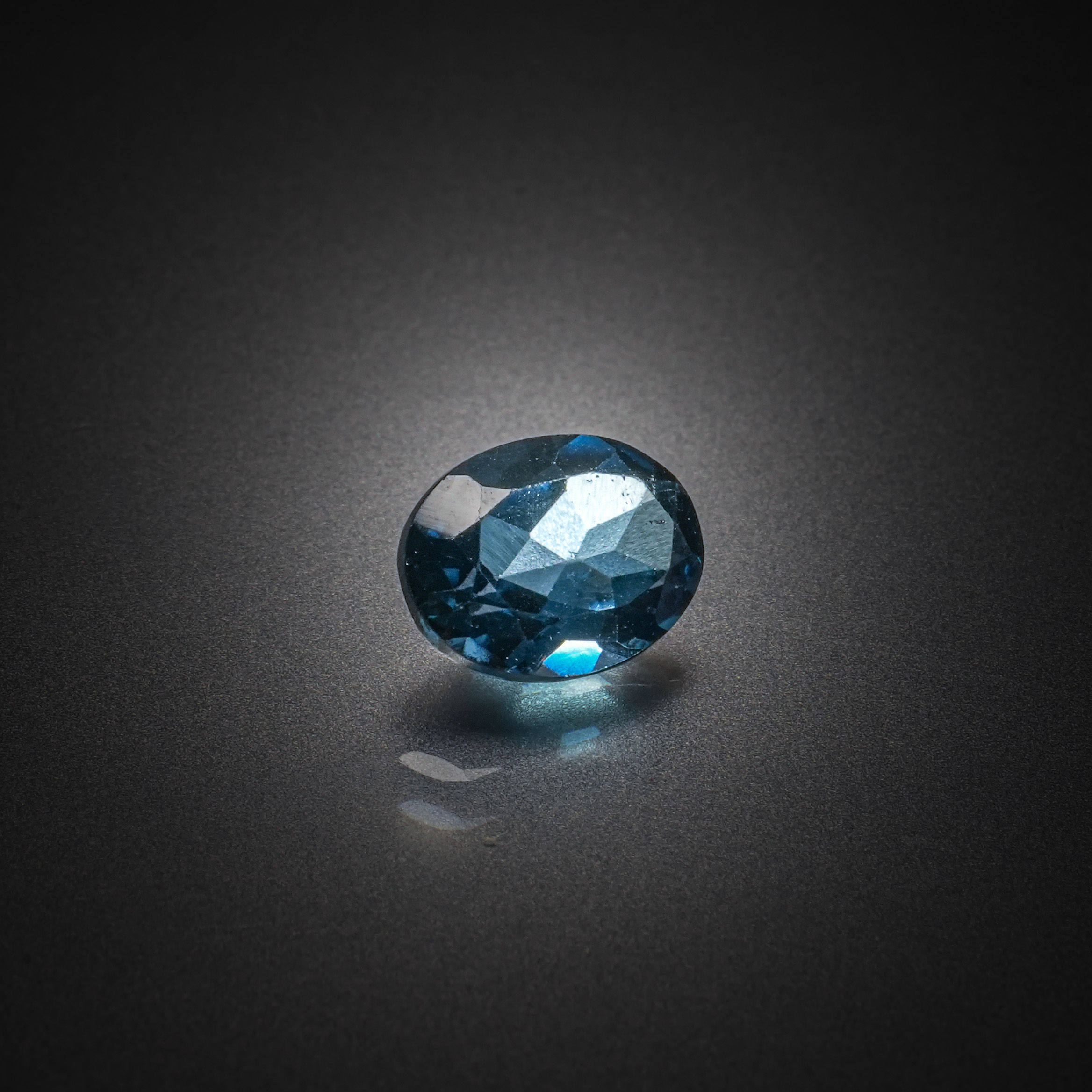 Apatite bleue ovale sur papier. - Lazuli