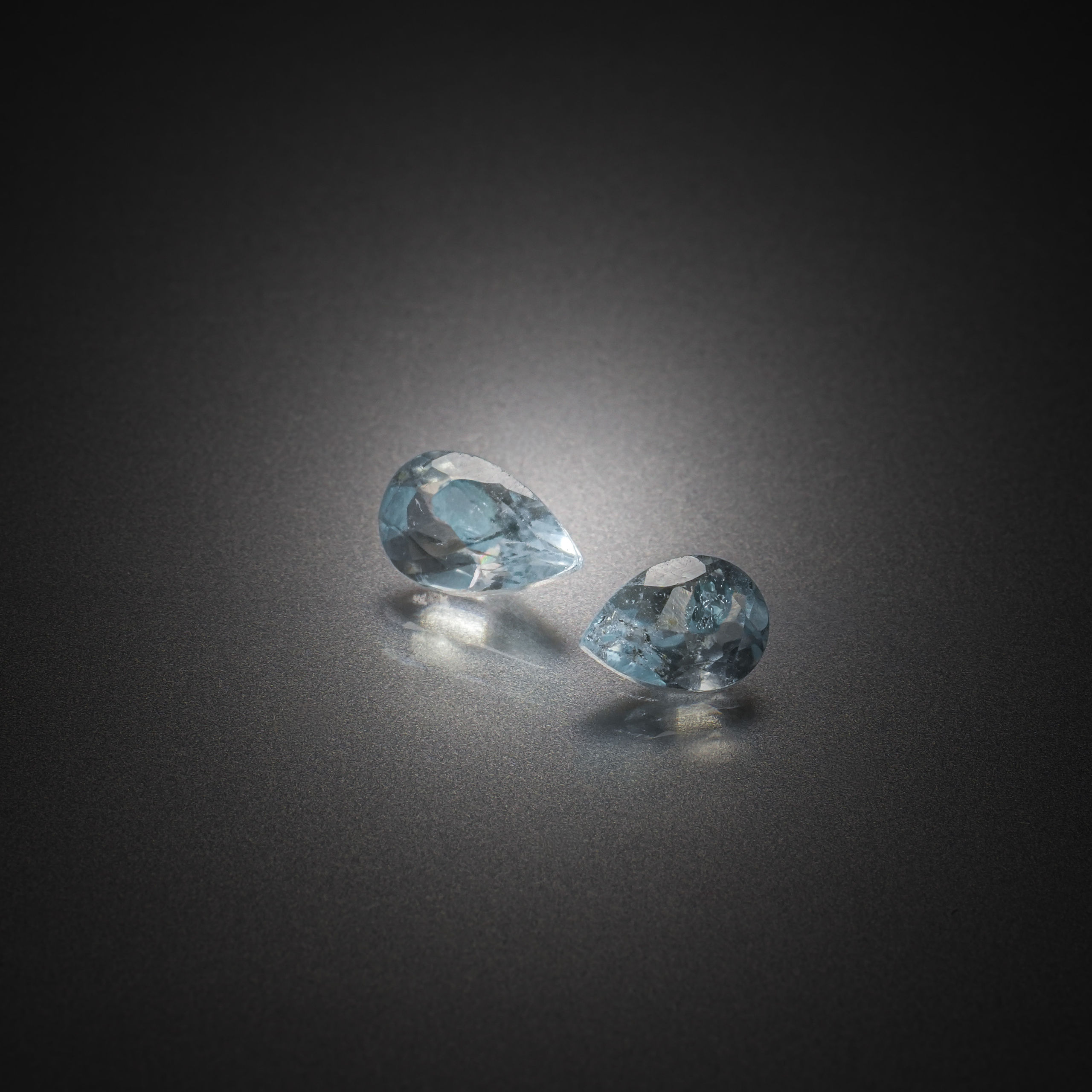 Zircon bleu ovale sur papier. - Lazuli