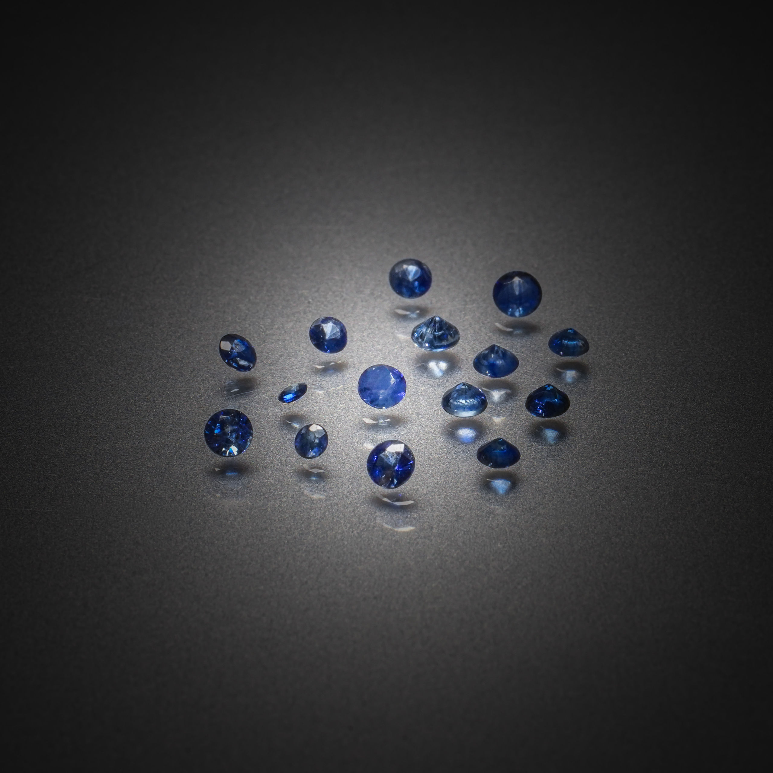 Topaze bleue facettée sur papier. - Lazuli