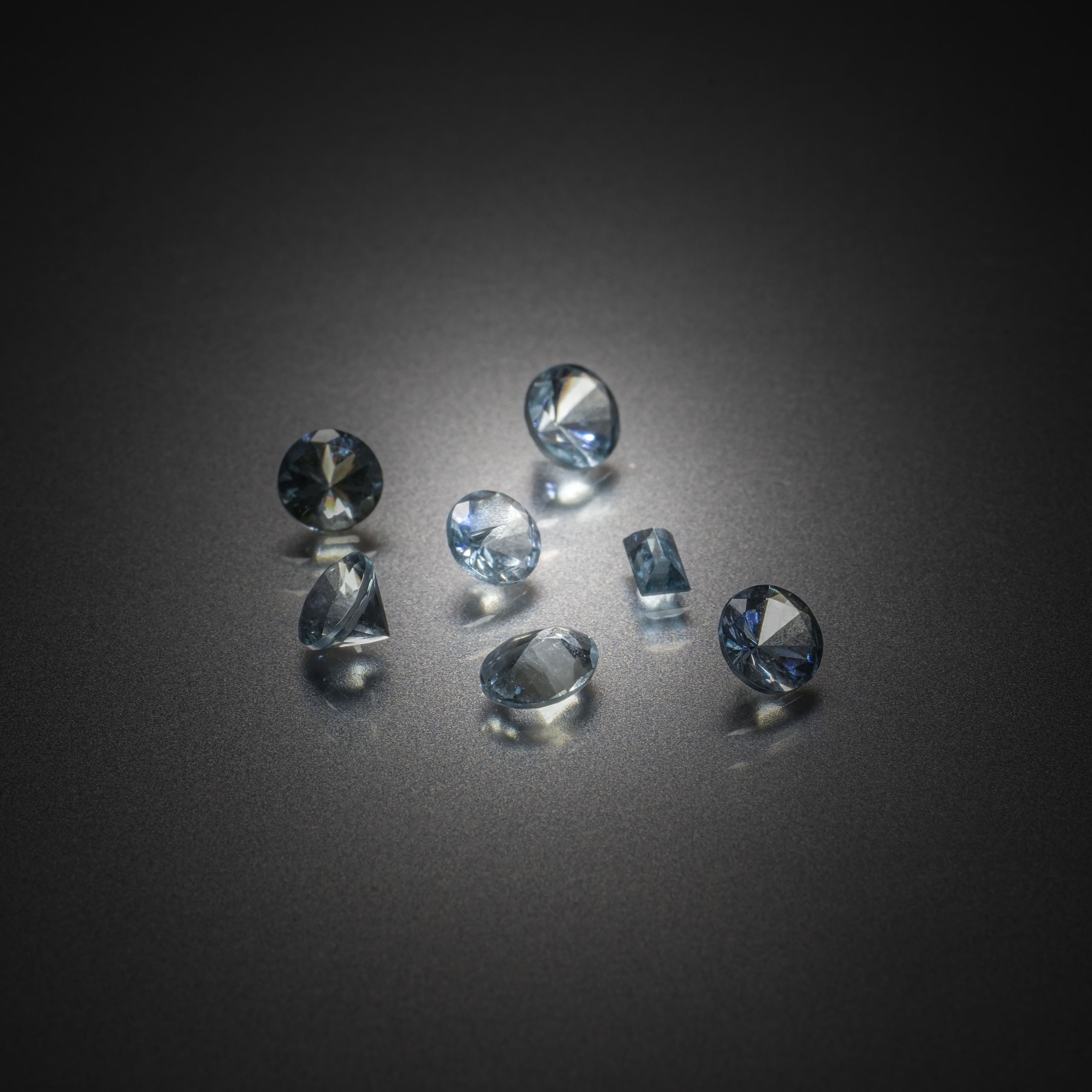 Cristal de roche poire sur papier. - Lazuli