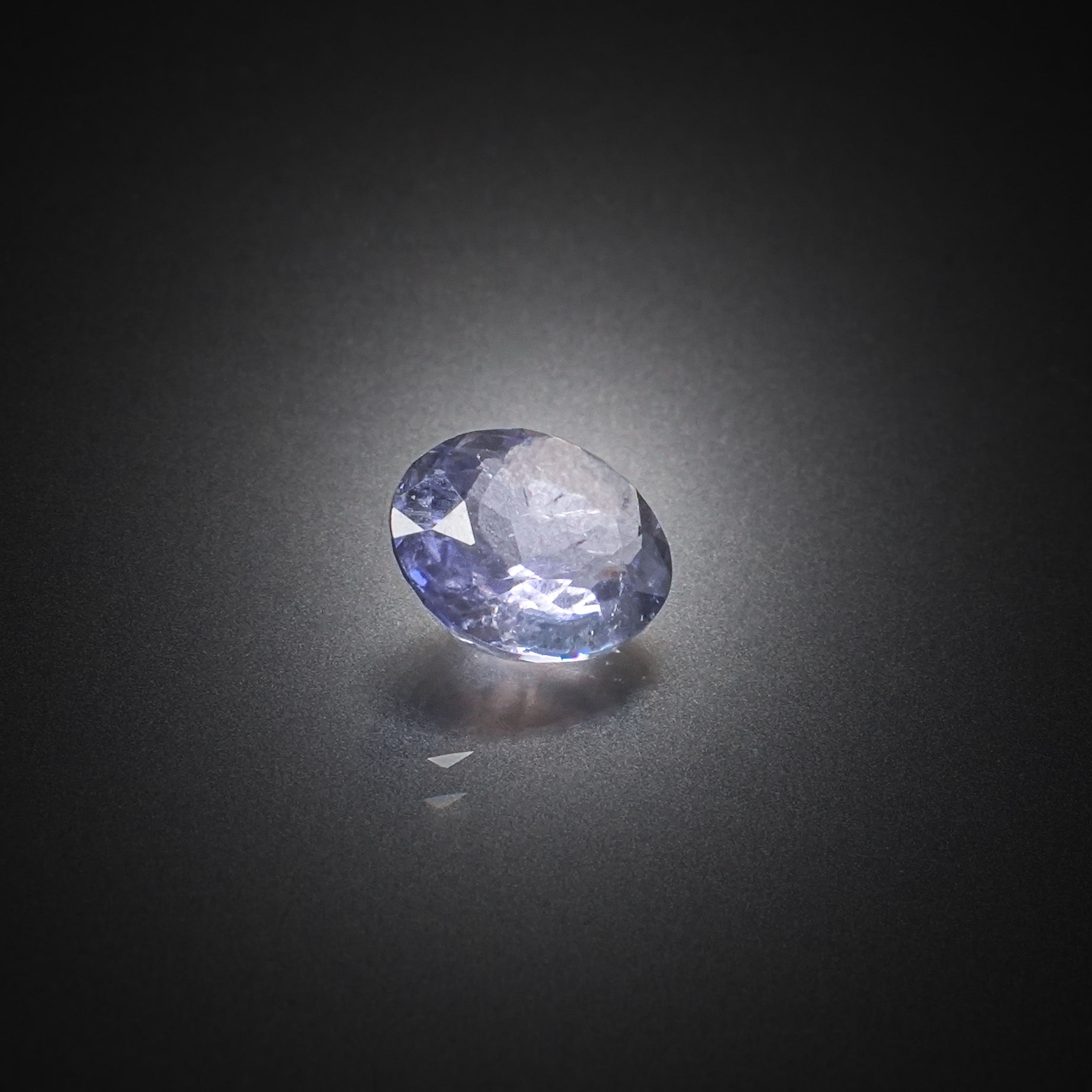 Iolite ovale sur papier. - Lazuli