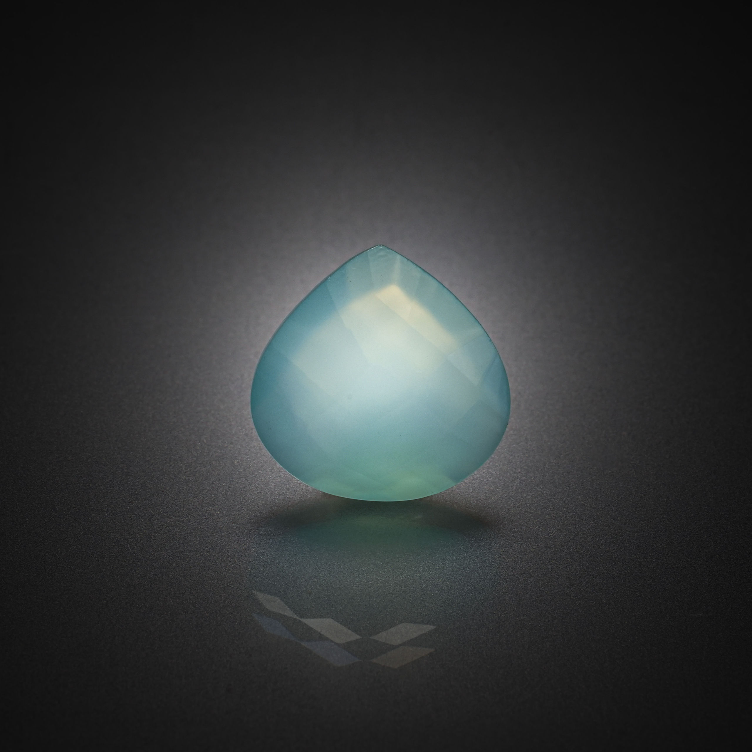 Péridot poire sur papier. - Lazuli