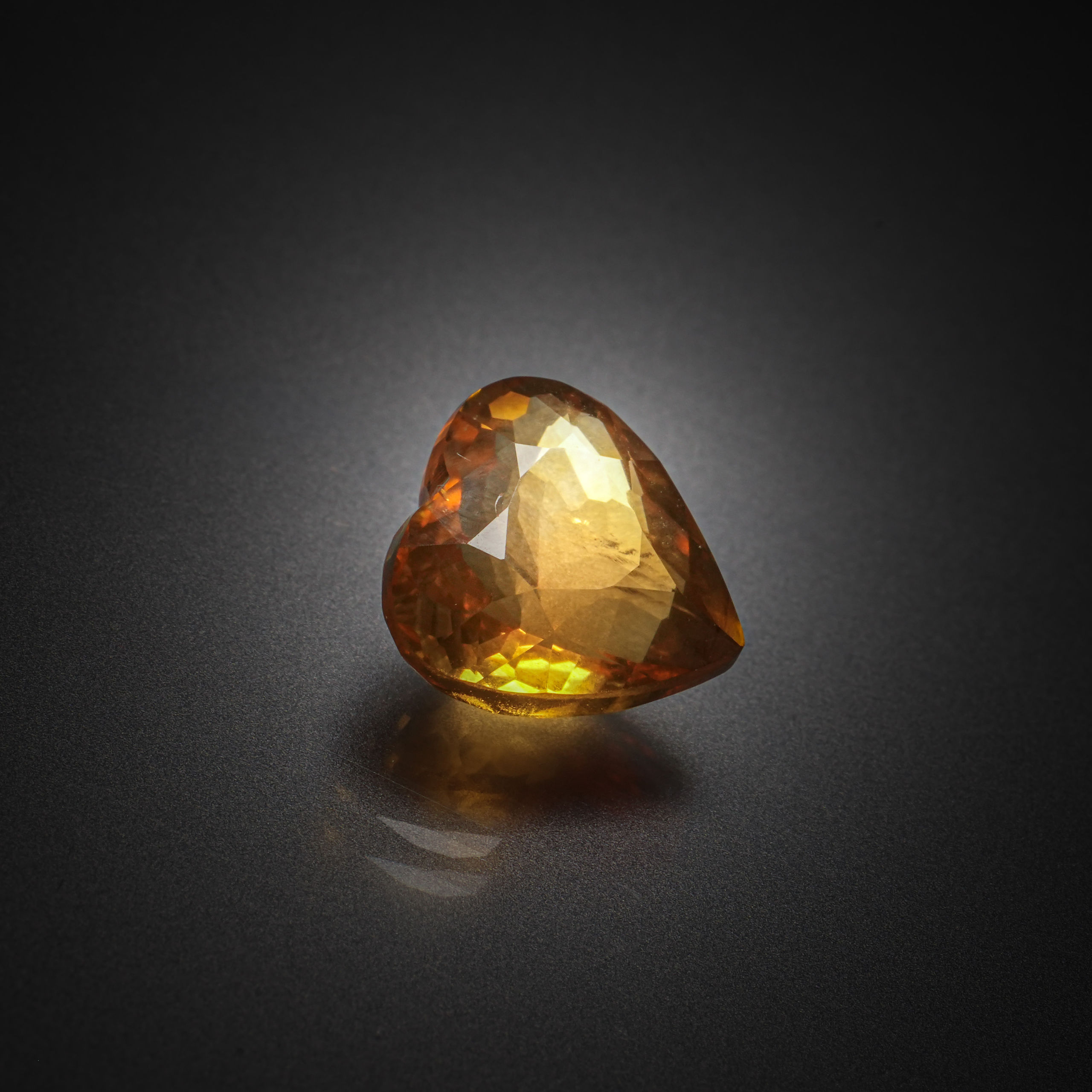Labradorite ovale sur papier. - Lazuli