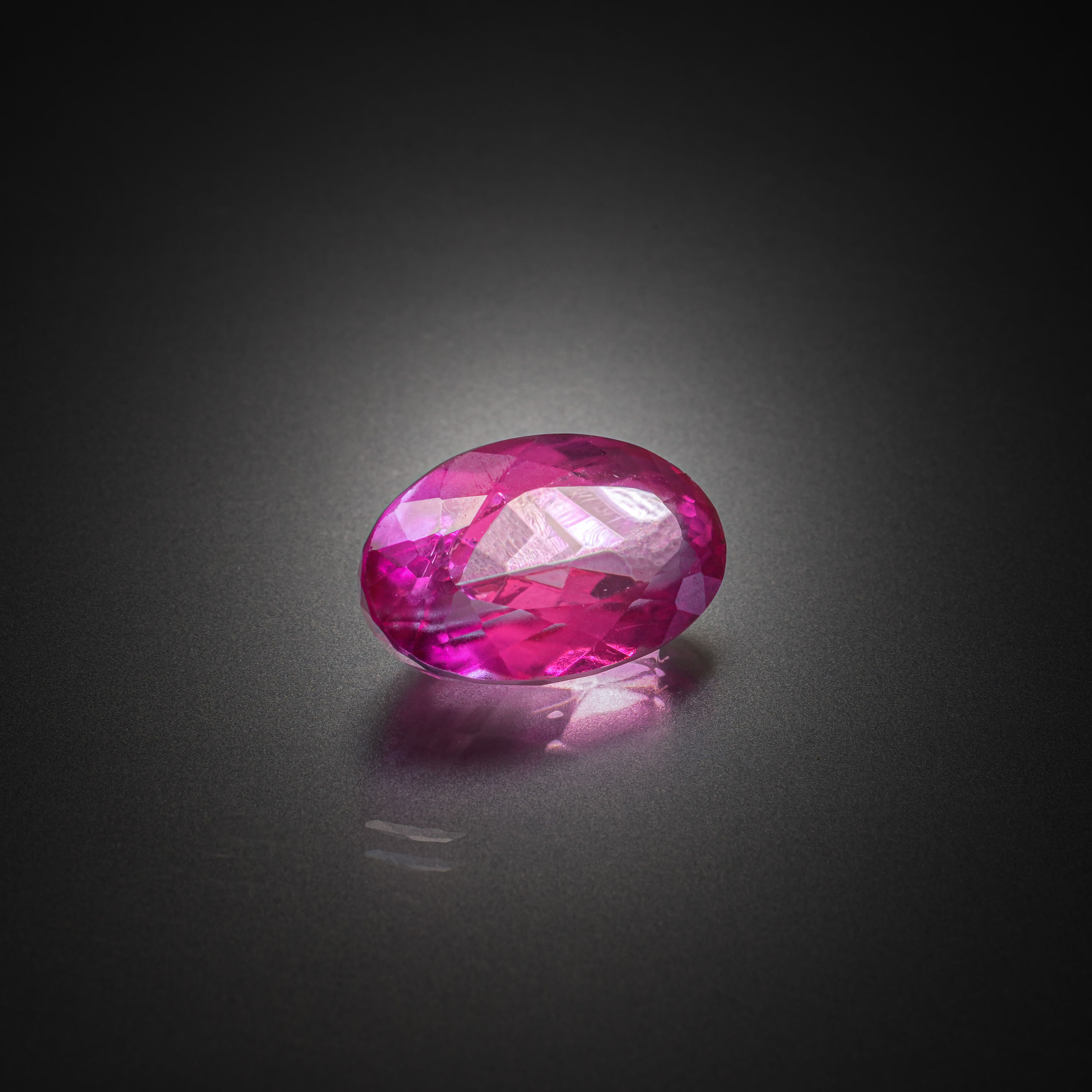 Topaze rose ovale sur papier. - Lazuli