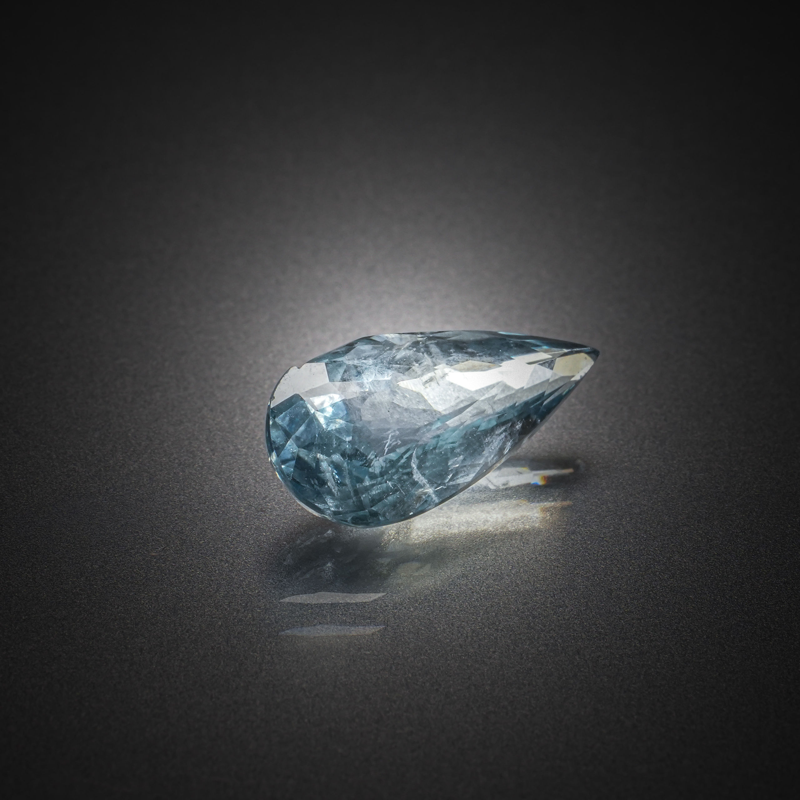 Améthyste poire sur papier. - Lazuli