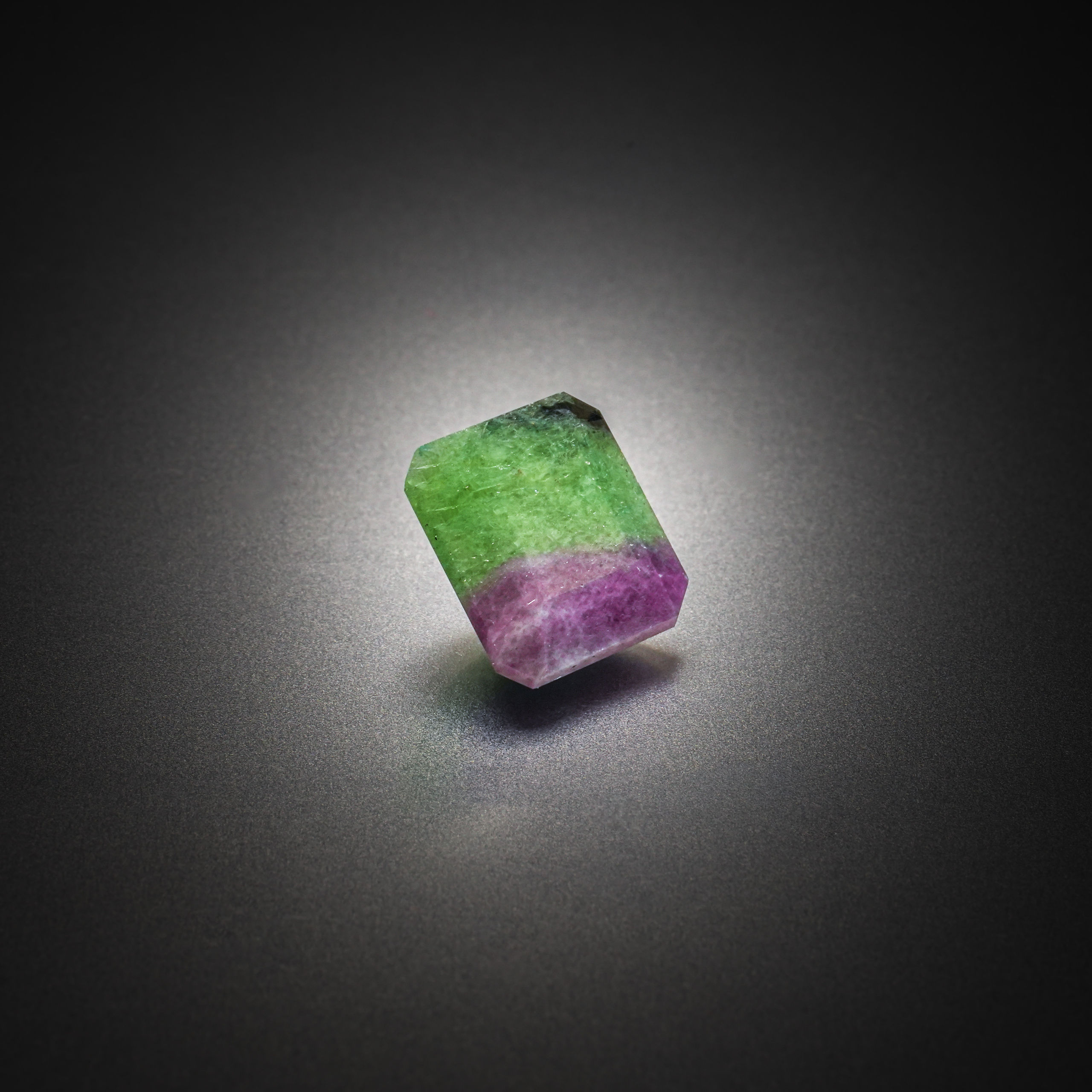 Rubis/zoïsite rectangulaire à pans coupés sur papier. - Lazuli
