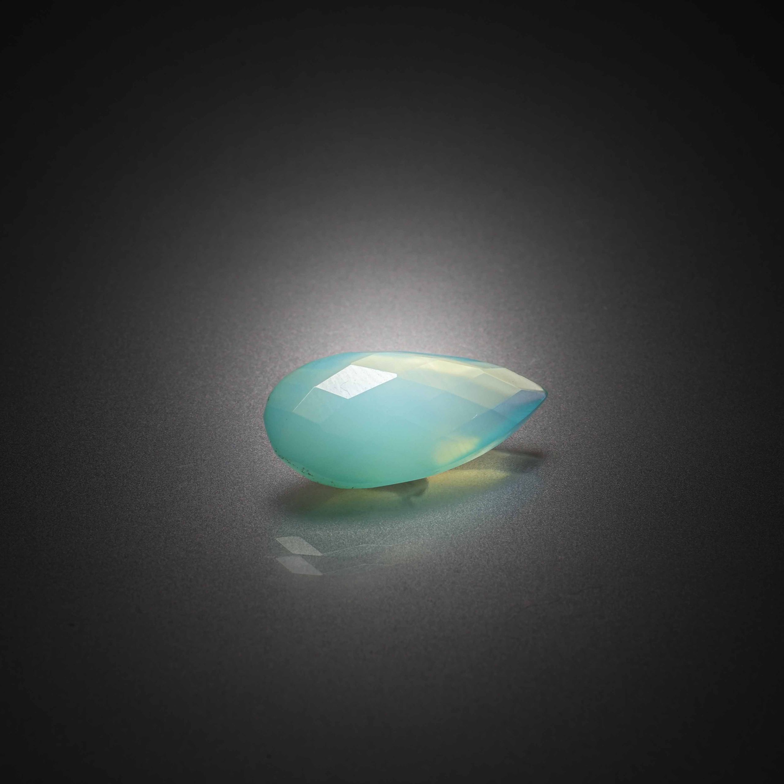Turquoise ovale cabochon sur papier. - Lazuli