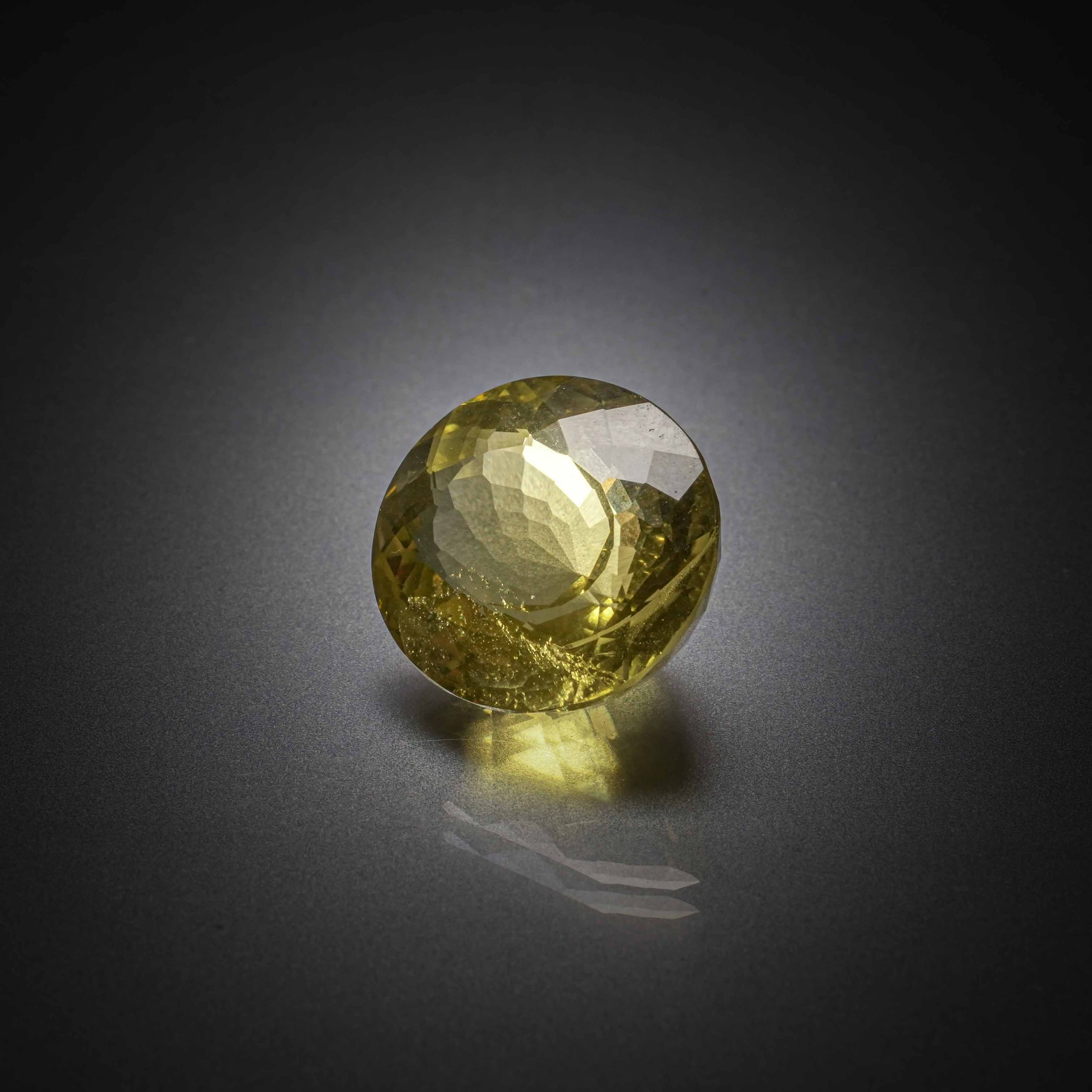 Quartz lemon ovale sur papier. - Lazuli