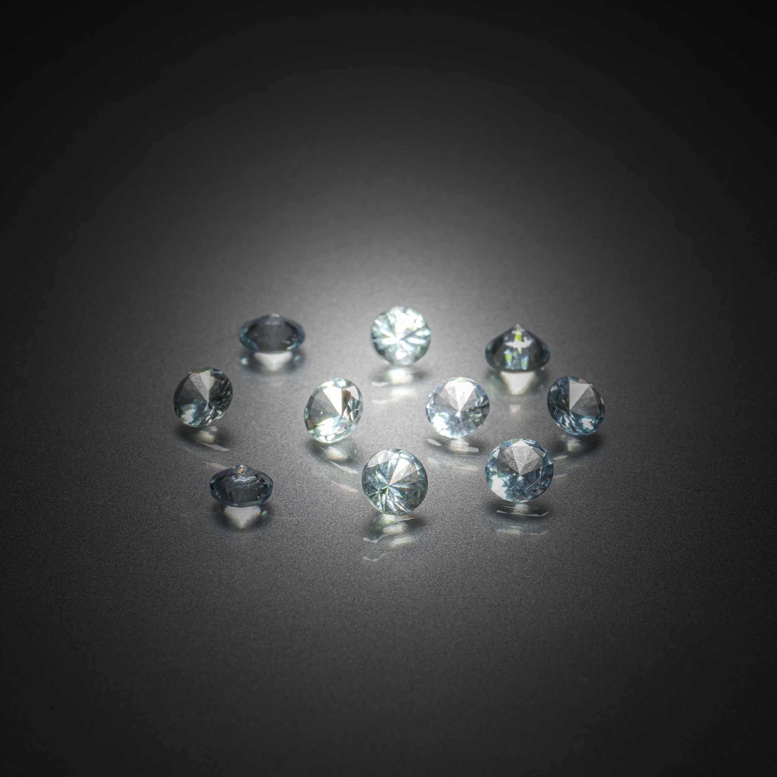 Lot de trois tourmalines roses poires cabochons sur papier. - Lazuli