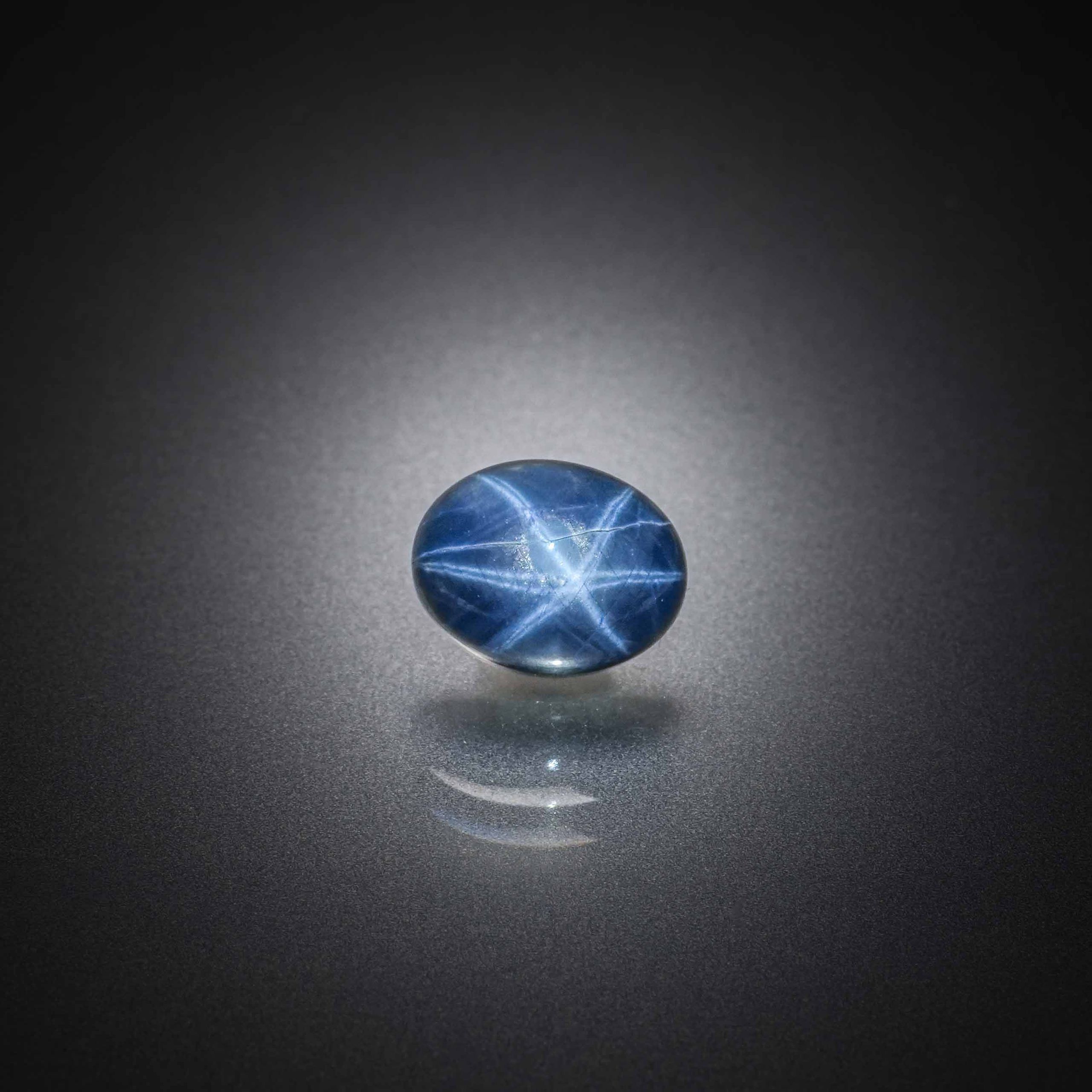 Saphir étoilé ovale cabochon sur papier. - Lazuli