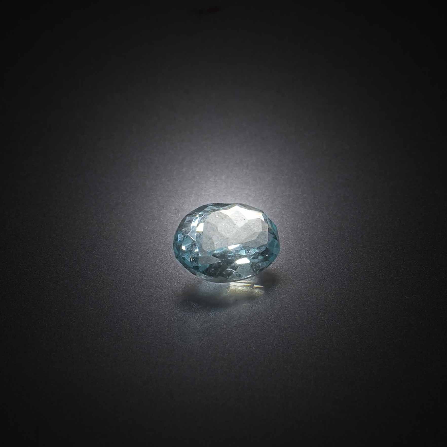 Tanzanite ovale sur papier. - Lazuli