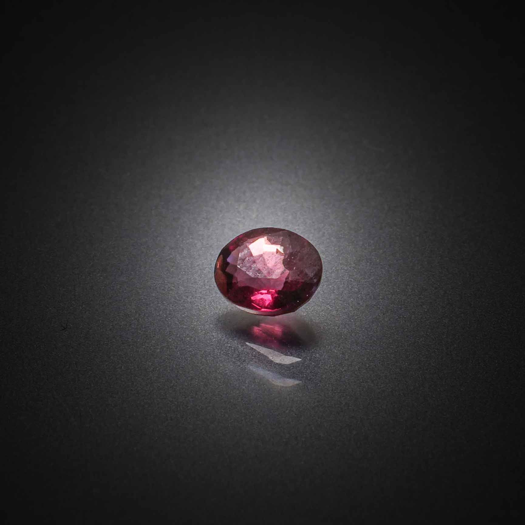 Tanzanite ovale sur papier. - Lazuli