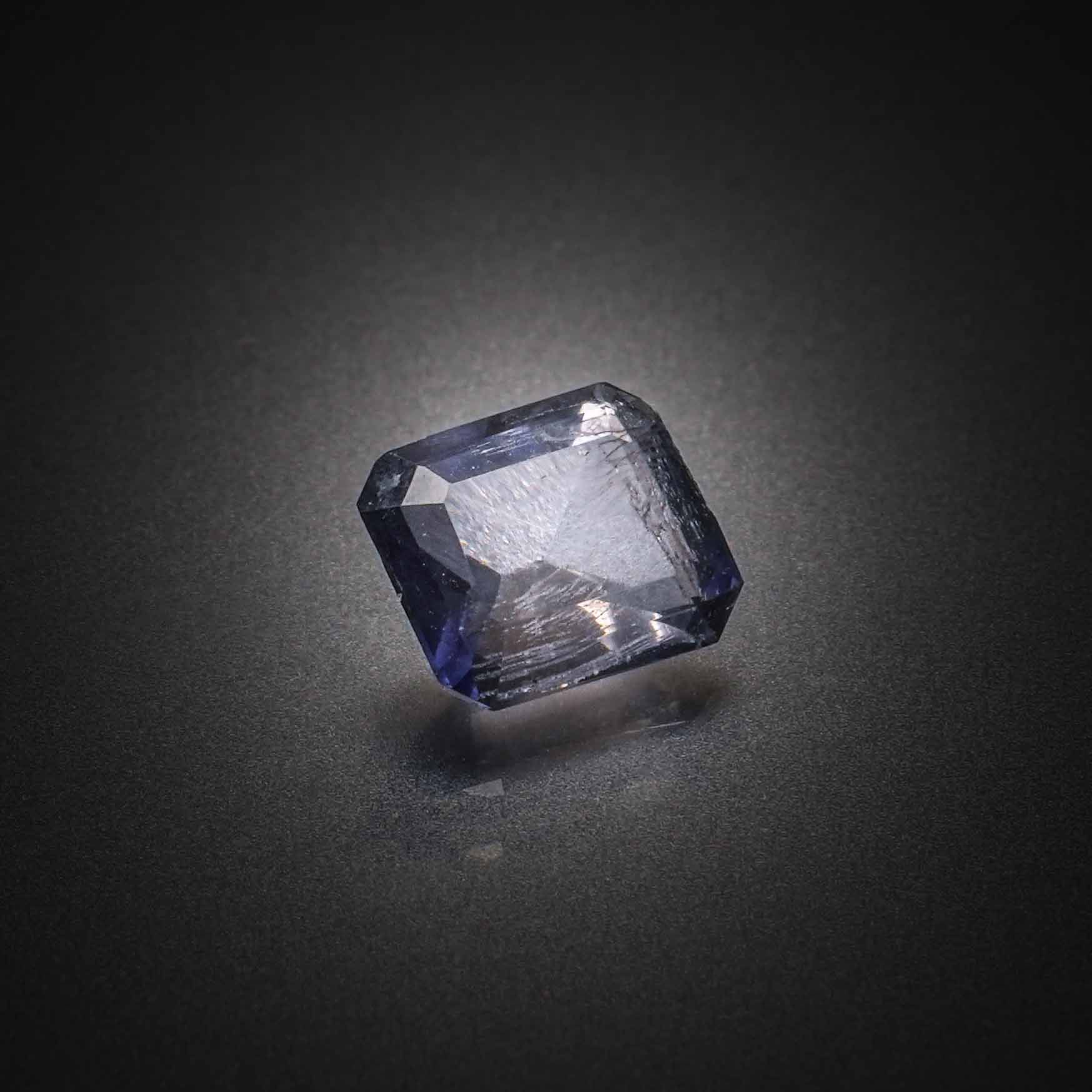 Lot de citrines brutes sur papier. - Lazuli