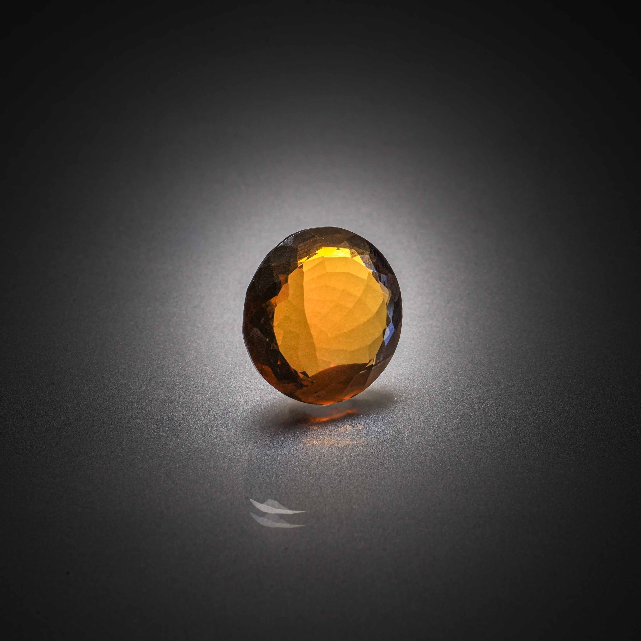 Saphir ovale cabochon sur papier. - Lazuli
