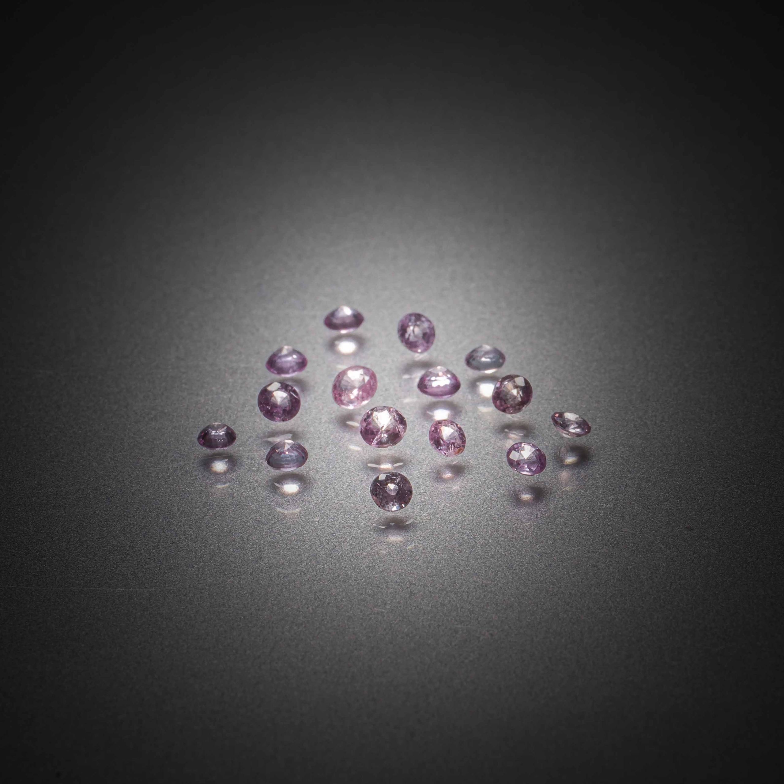 Lot de quinze saphirs padparadscha ronds sur papier. - Lazuli
