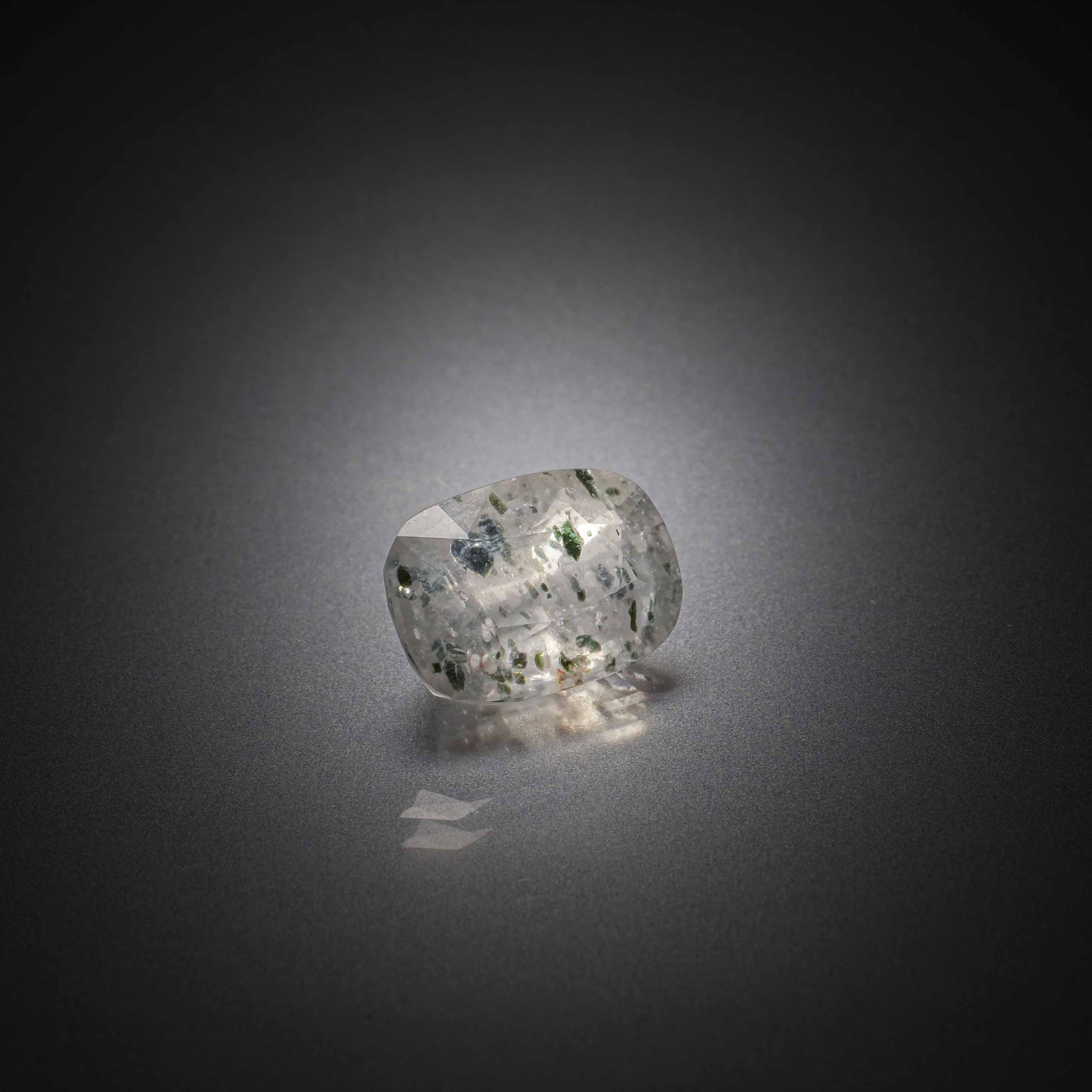 Cristal de roche coussin sur papier. - Lazuli