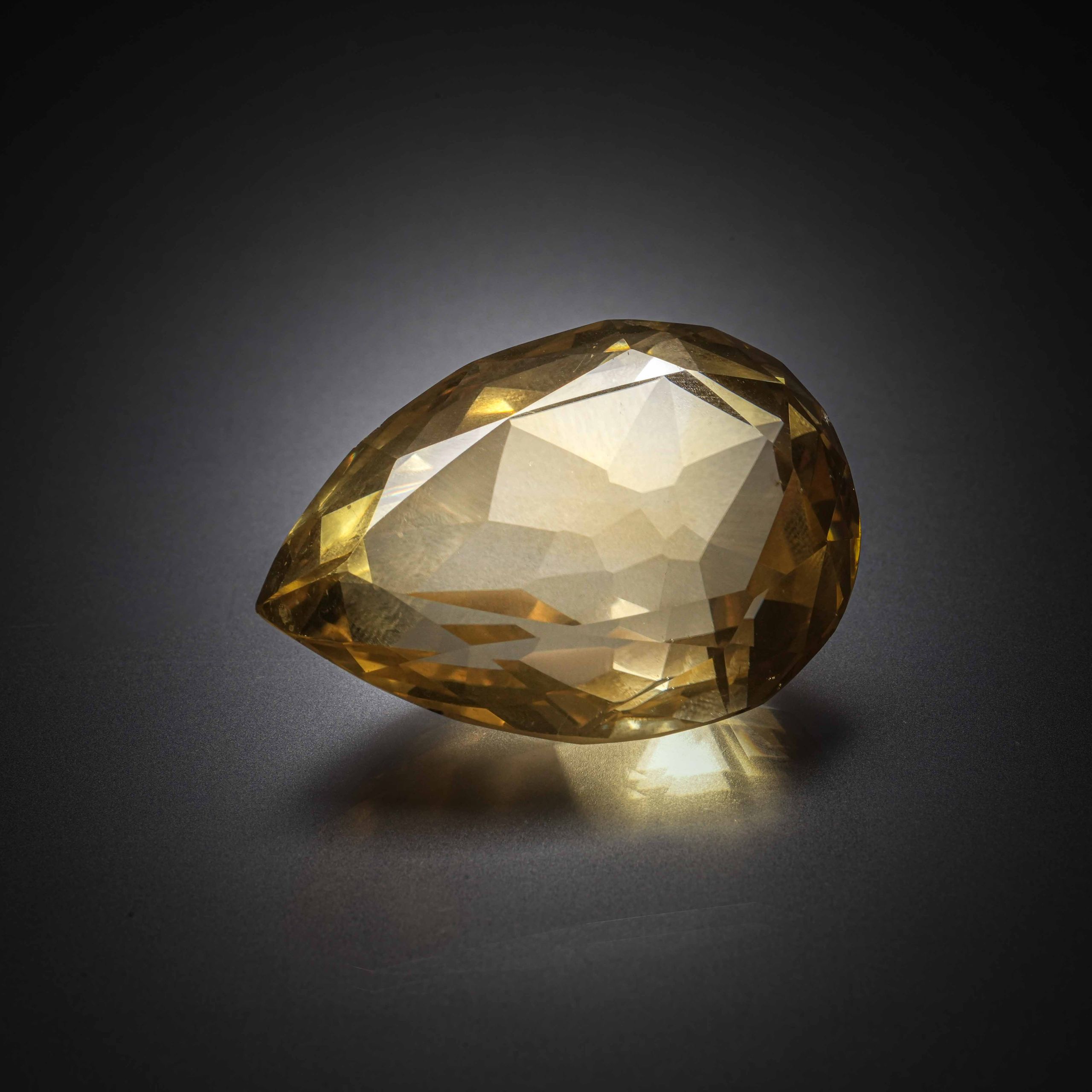 Citrine poire sur papier. - Lazuli