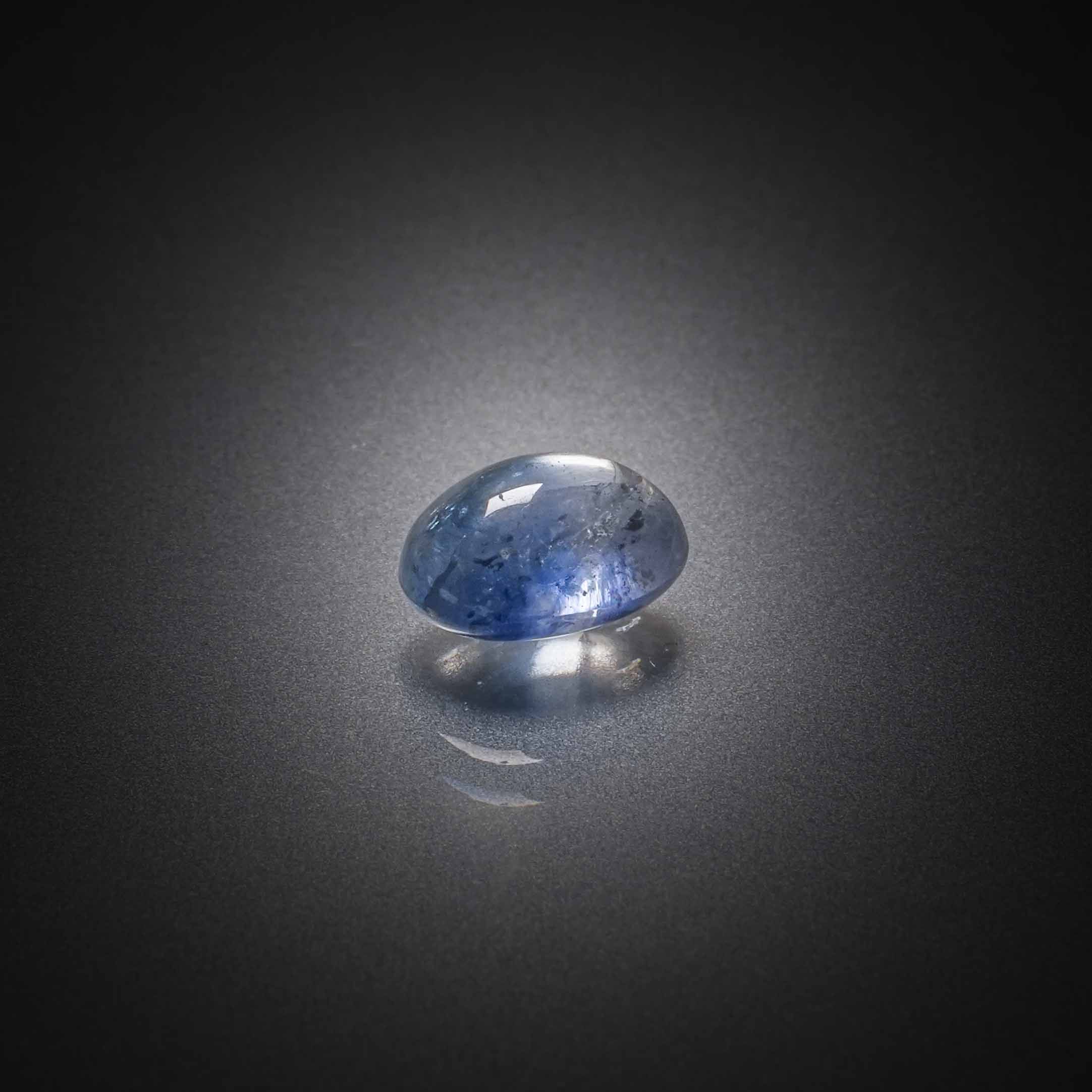 Saphir ovale cabochon sur papier. - Lazuli