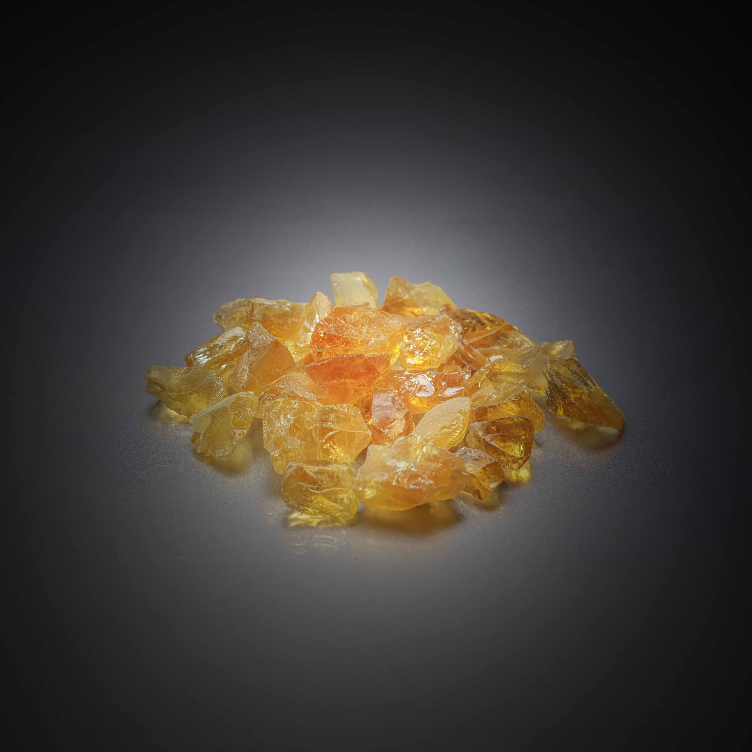 Lot de citrines brutes sur papier. - Lazuli