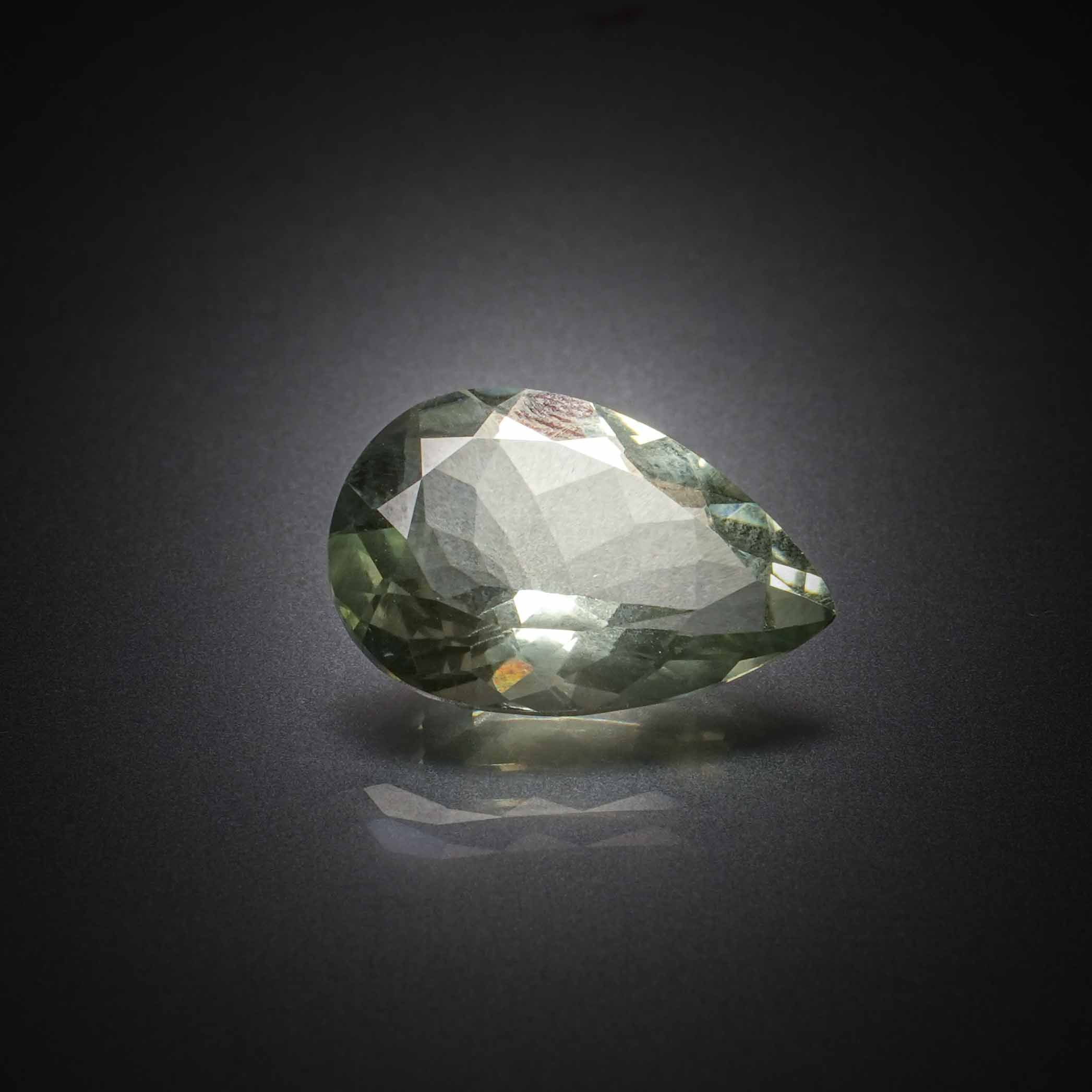 Prasiolite poire sur papier. - Lazuli