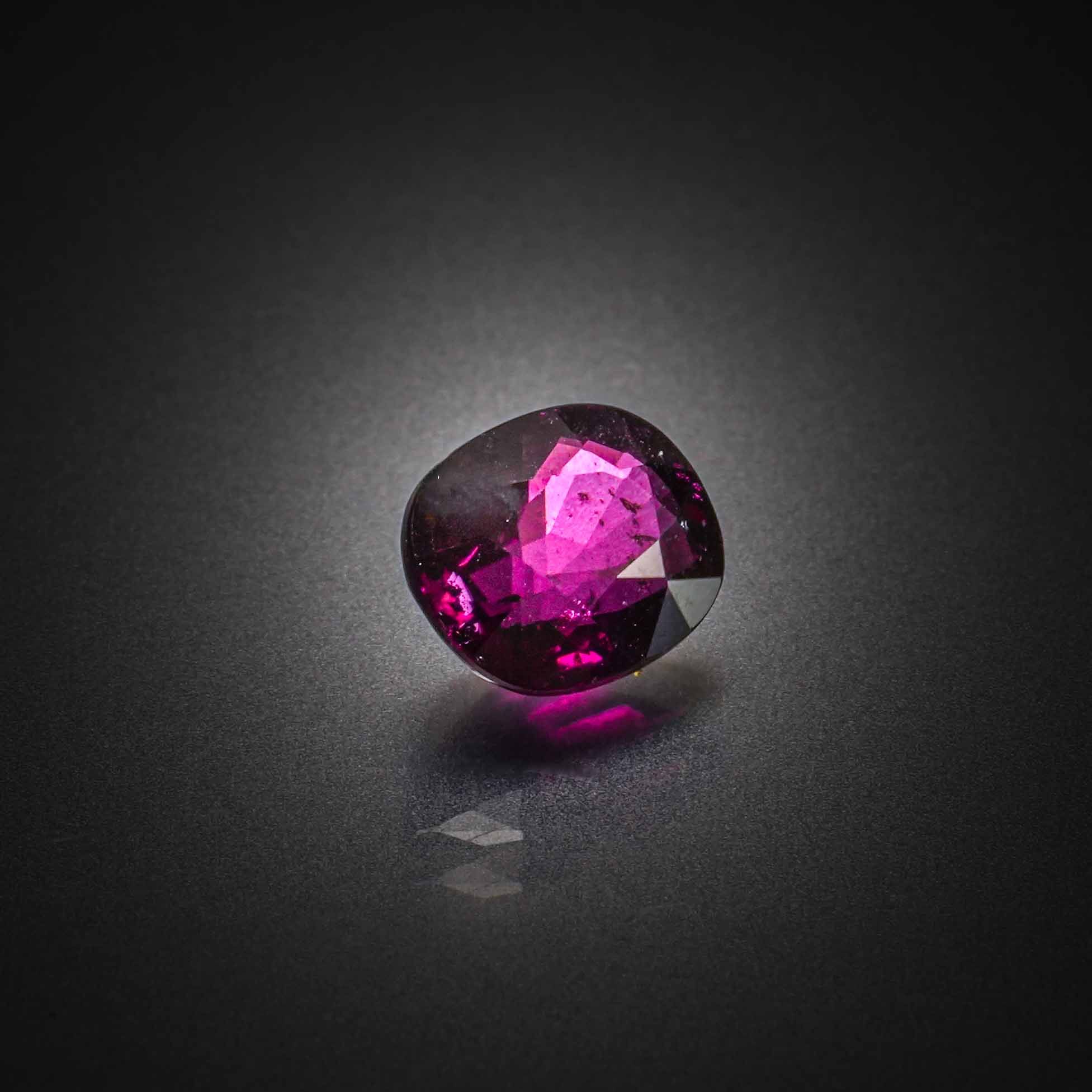 Grenat rose/violet rhodolite coussin sur papier. - Lazuli