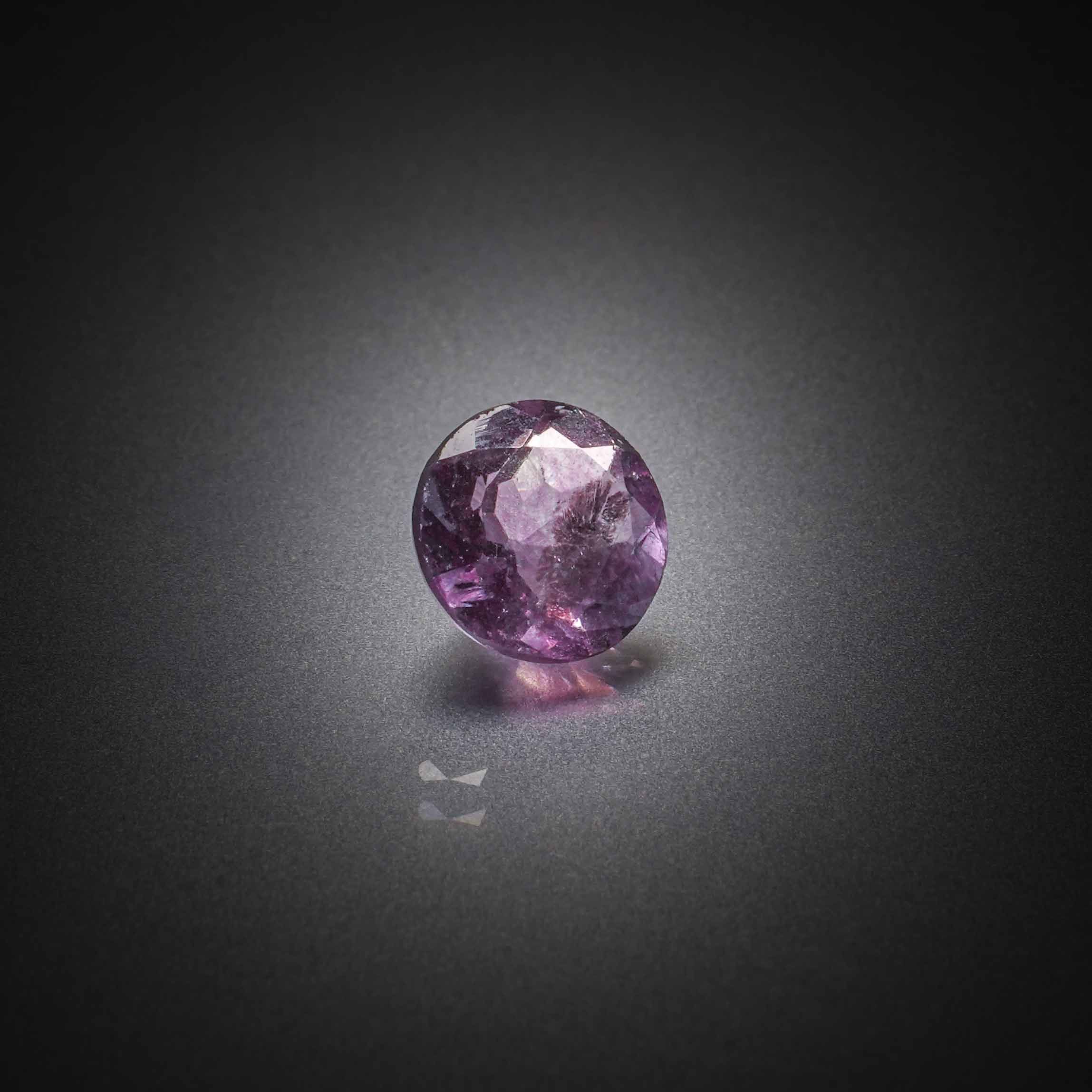 Fluorite rose ronde sur papier. - Lazuli