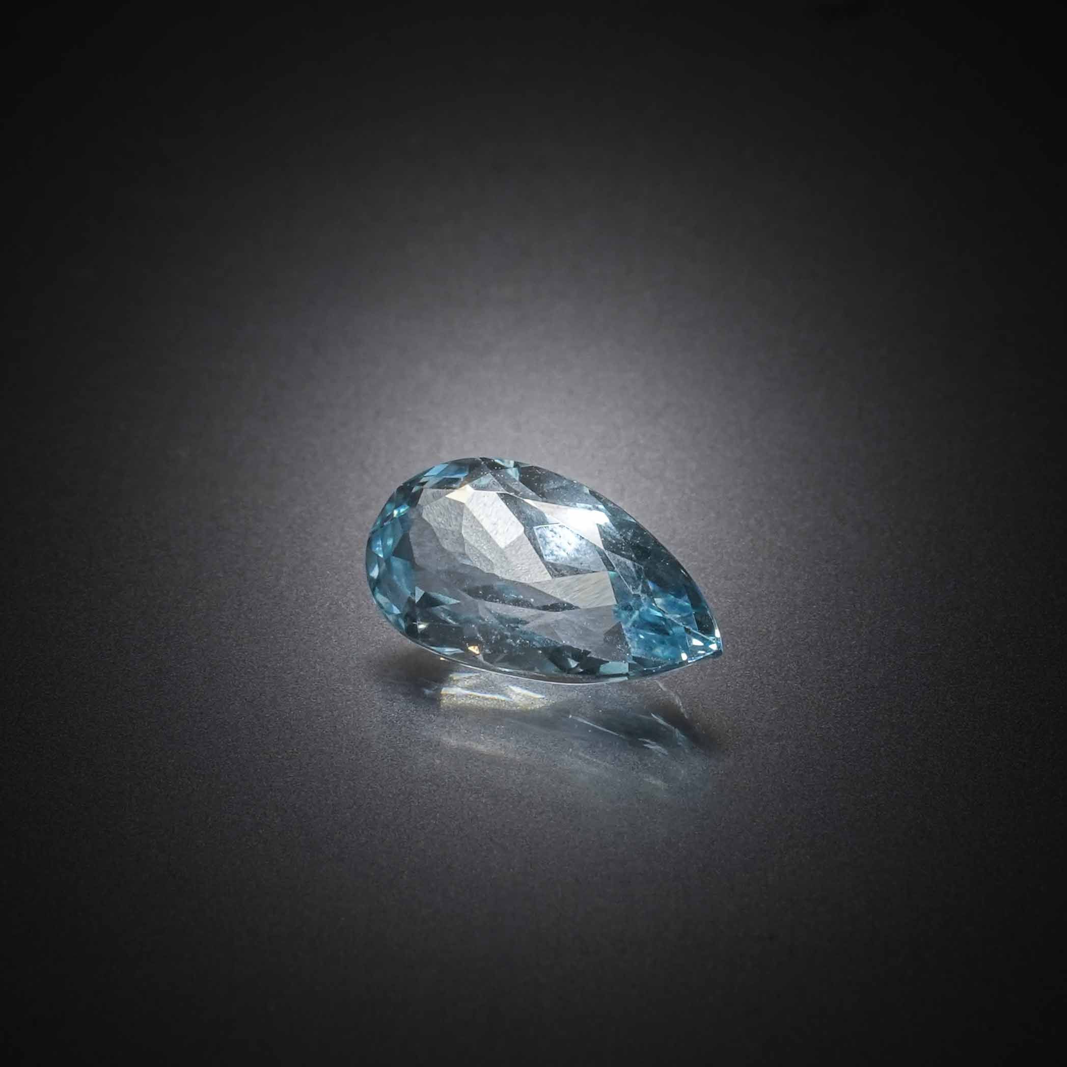 Topaze bleue poire sur papier. - Lazuli