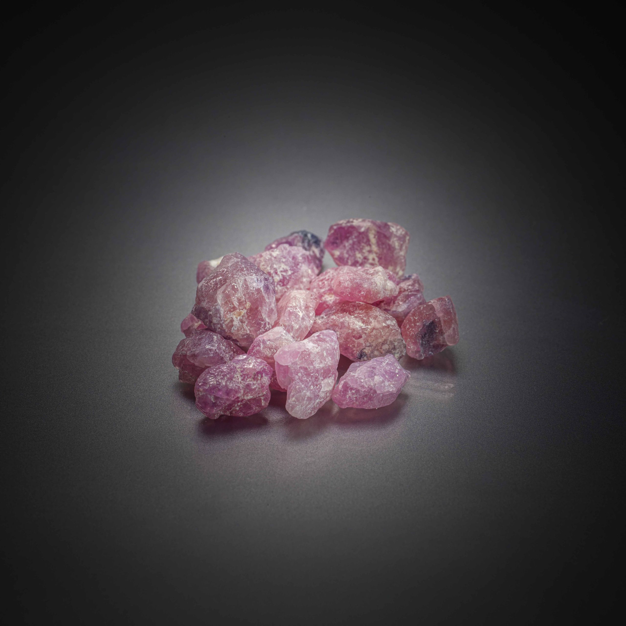 Lot de rubis bruts sur papier. - Lazuli