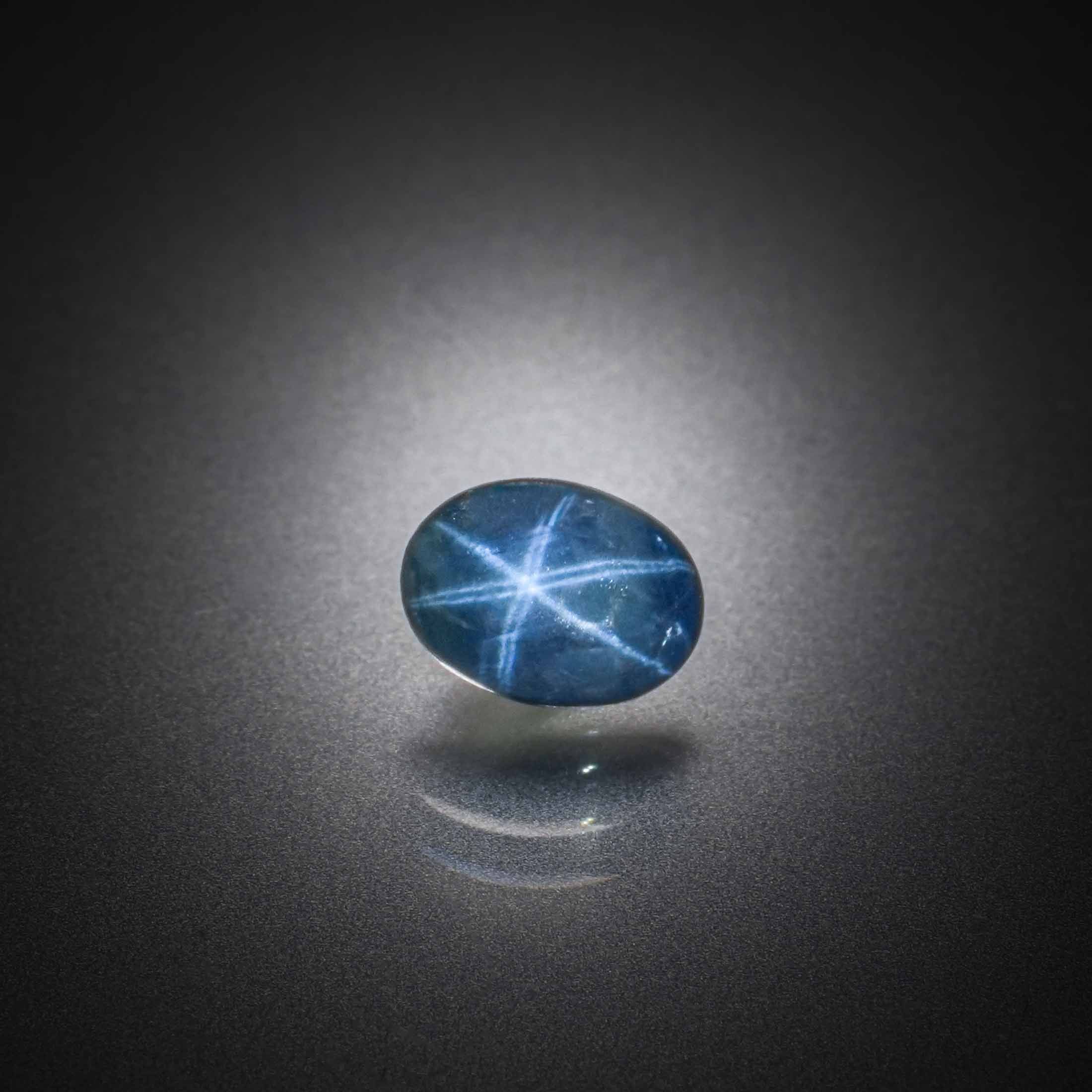 Saphir étoilé ovale cabochon sur papier. - Lazuli