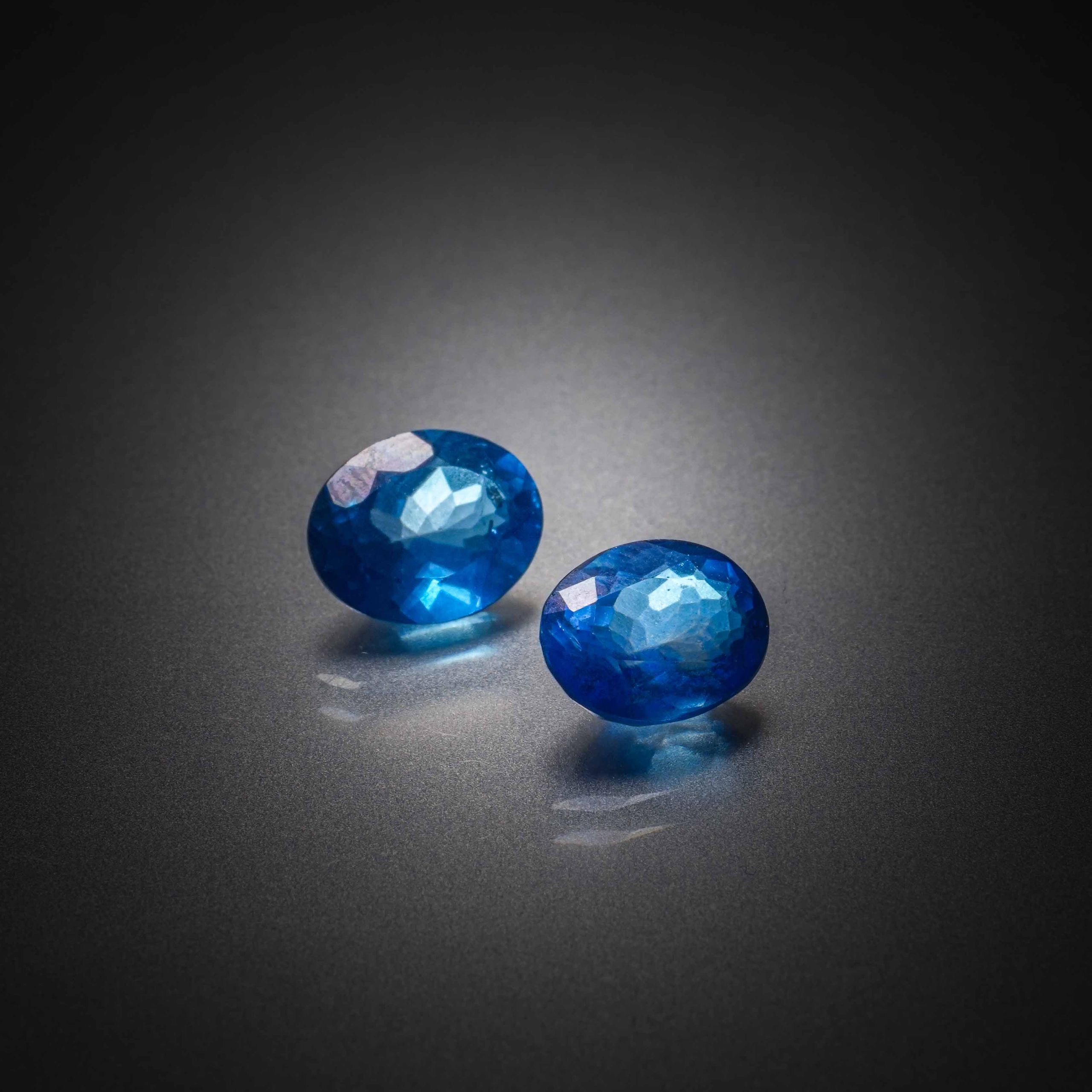 Appairage de topazes bleues ovales sur papier. - Lazuli