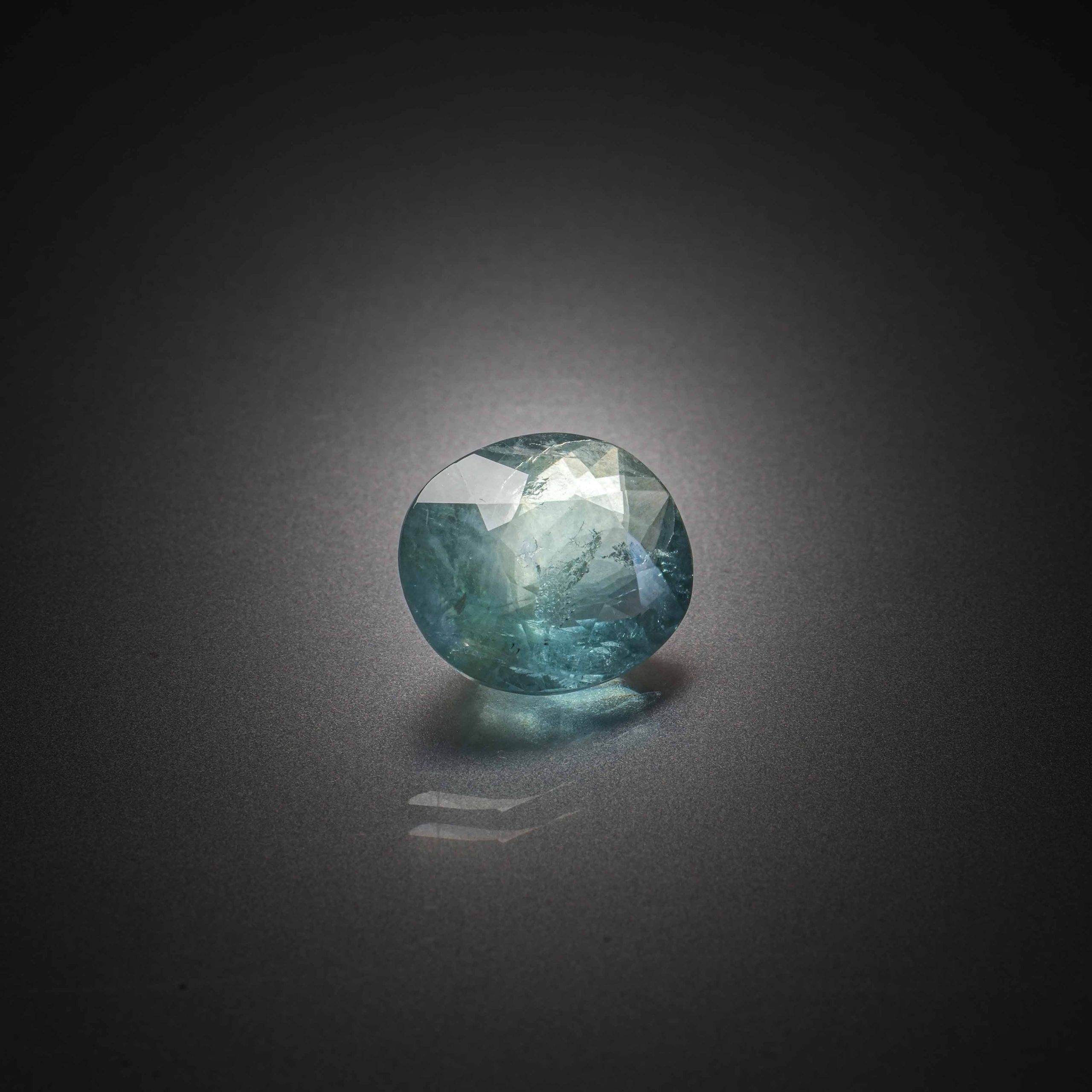 Opale noire ronde cabochon sur papier. - Lazuli