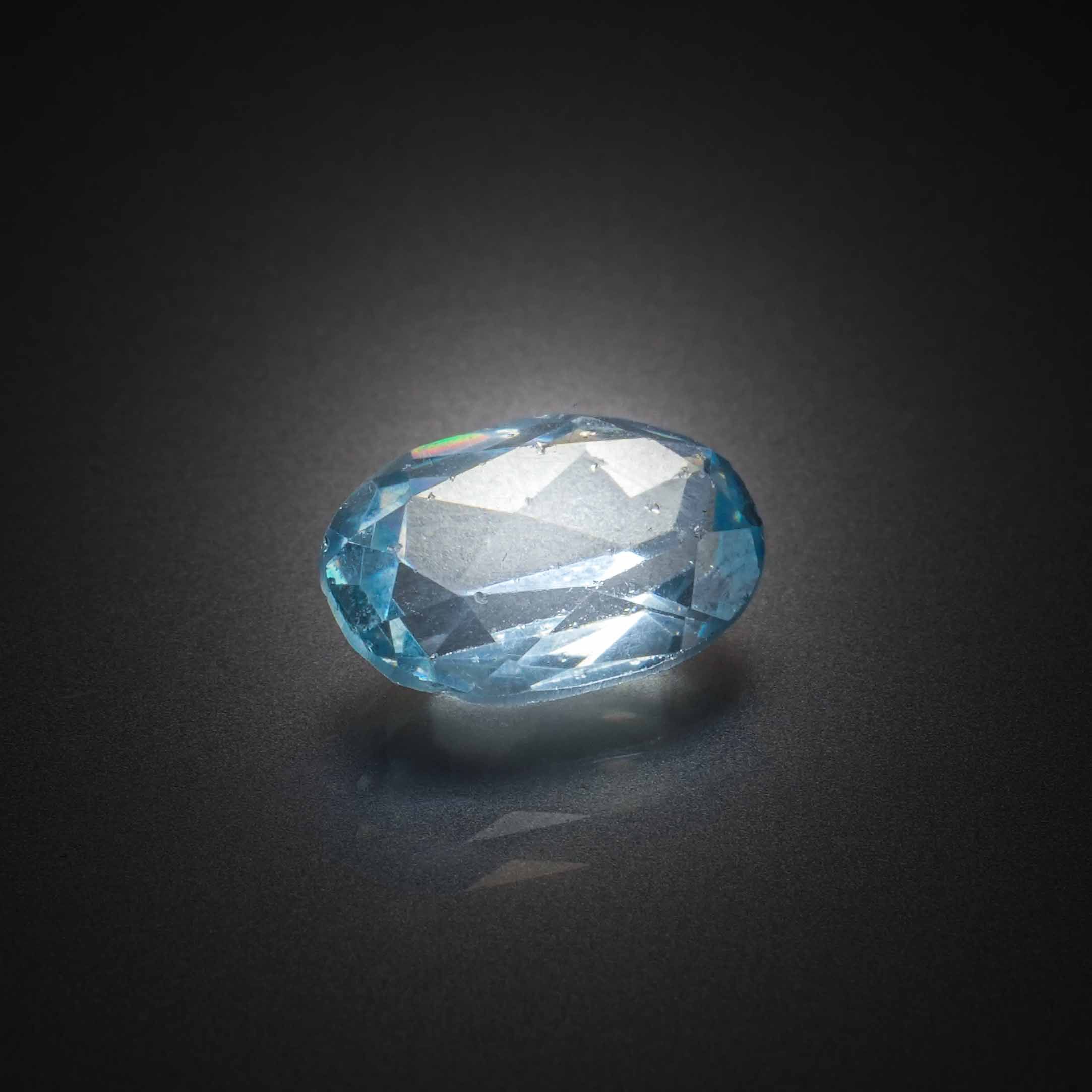 Topaze impériale ovale sur papier. - Lazuli