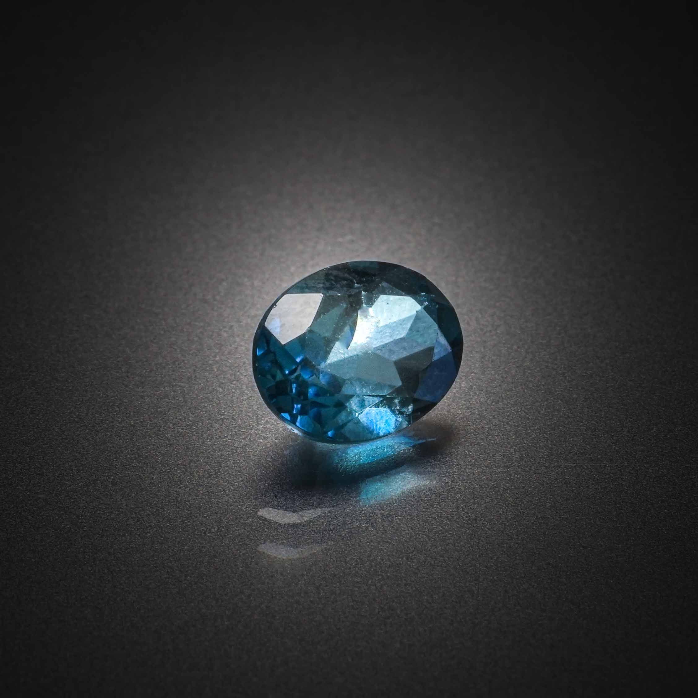 Quartz lemon ovale sur papier. - Lazuli