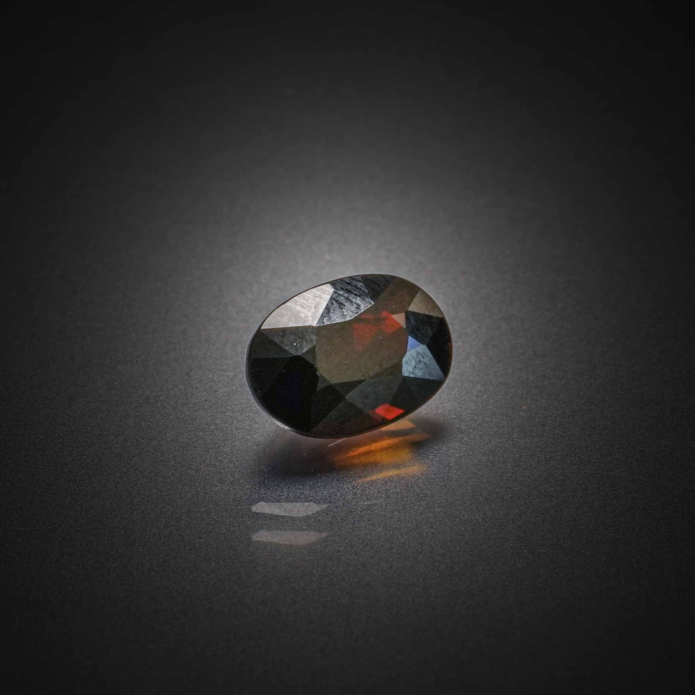 Diamant bleu rond sur papier. - Lazuli