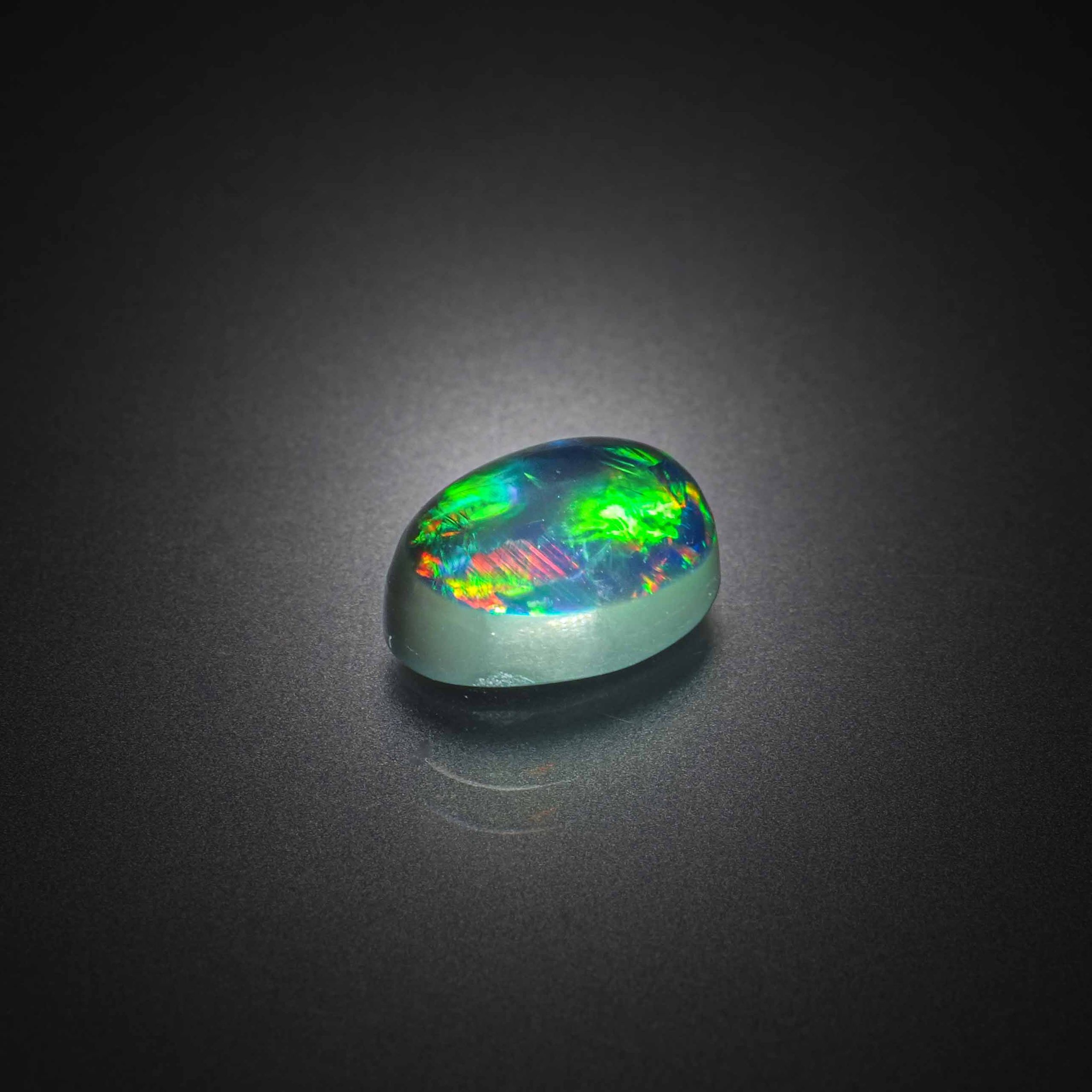 Agate multicolore ovale cabochon sur papier. - Lazuli