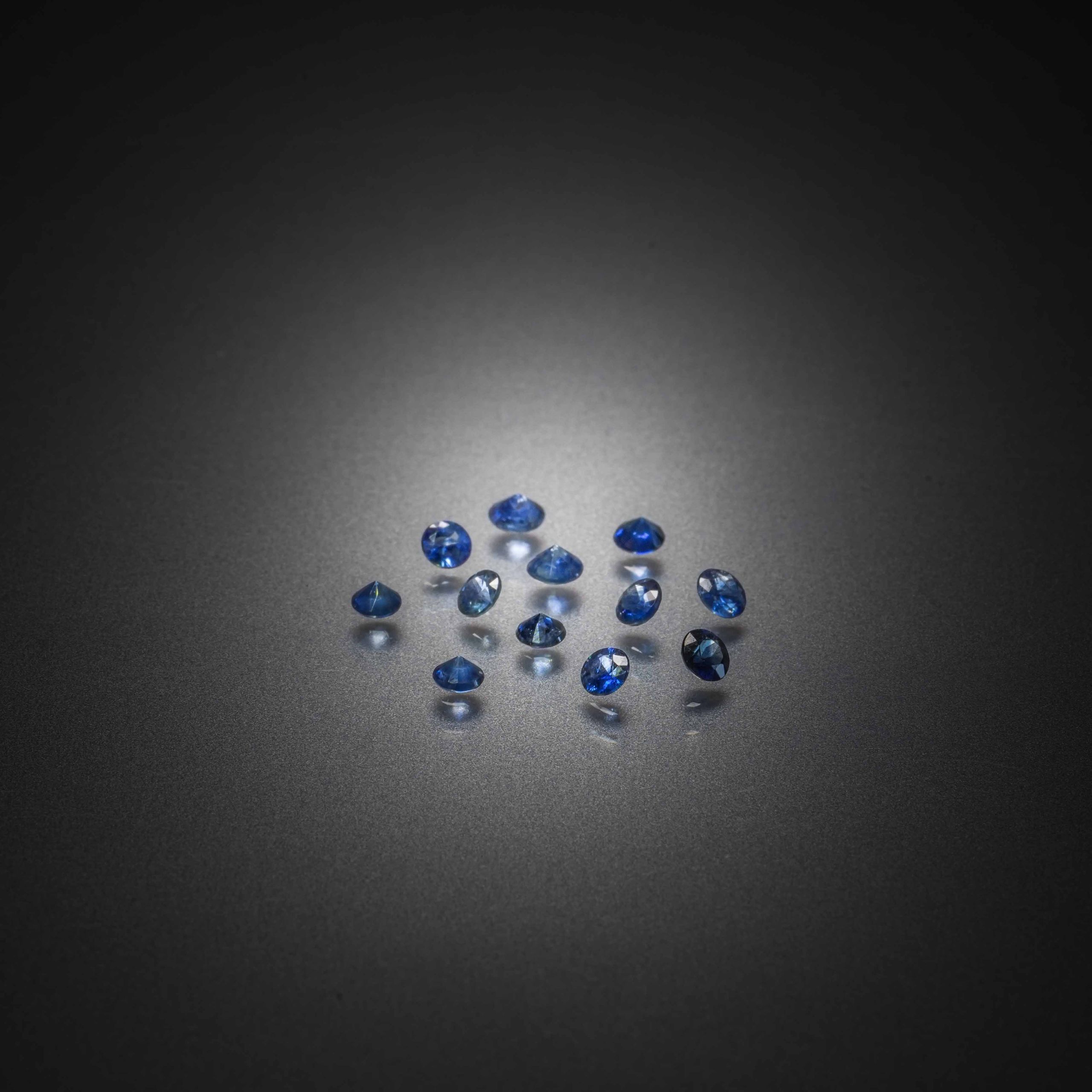 Spinelle bleu ovale sur papier. - Lazuli
