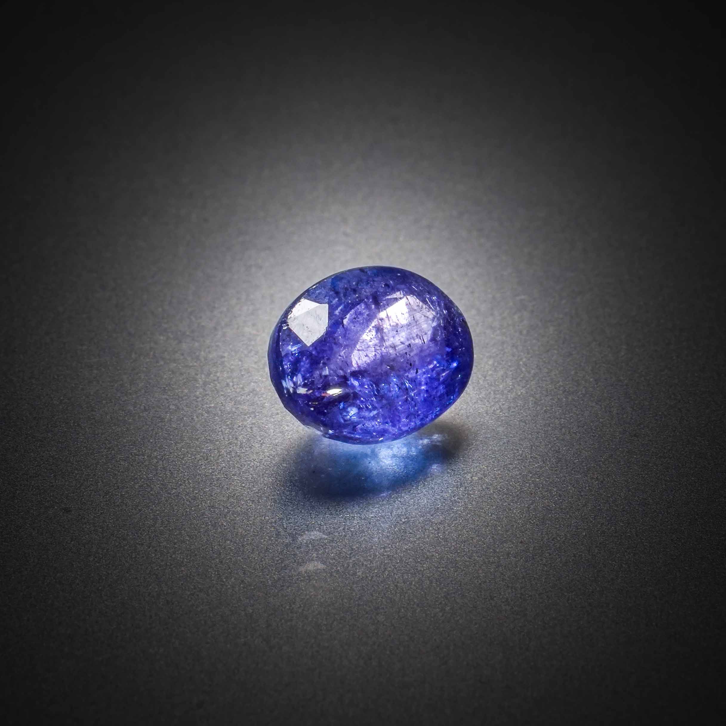 Tanzanite ovale sur papier. - Lazuli