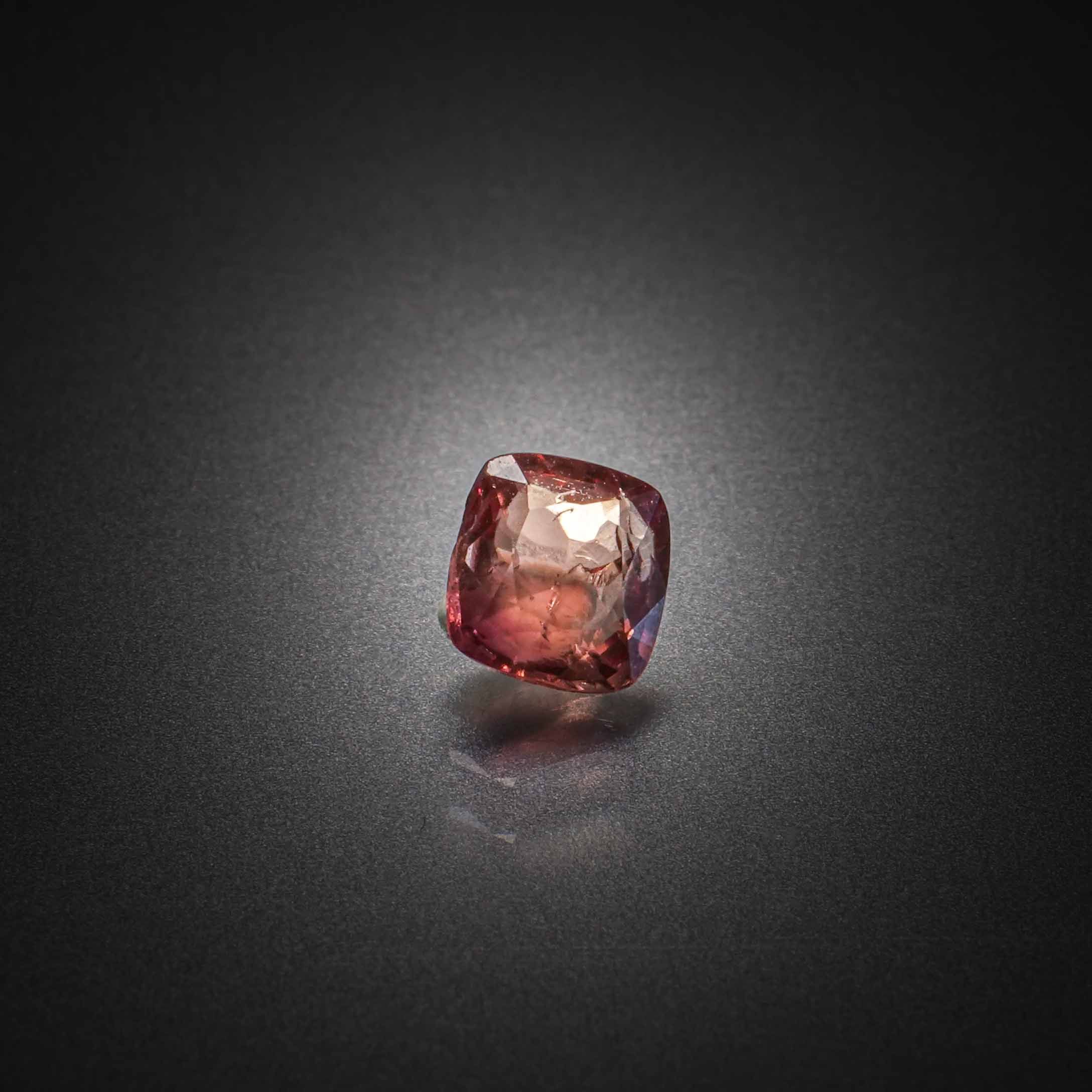 Fluorite rose ronde sur papier. - Lazuli