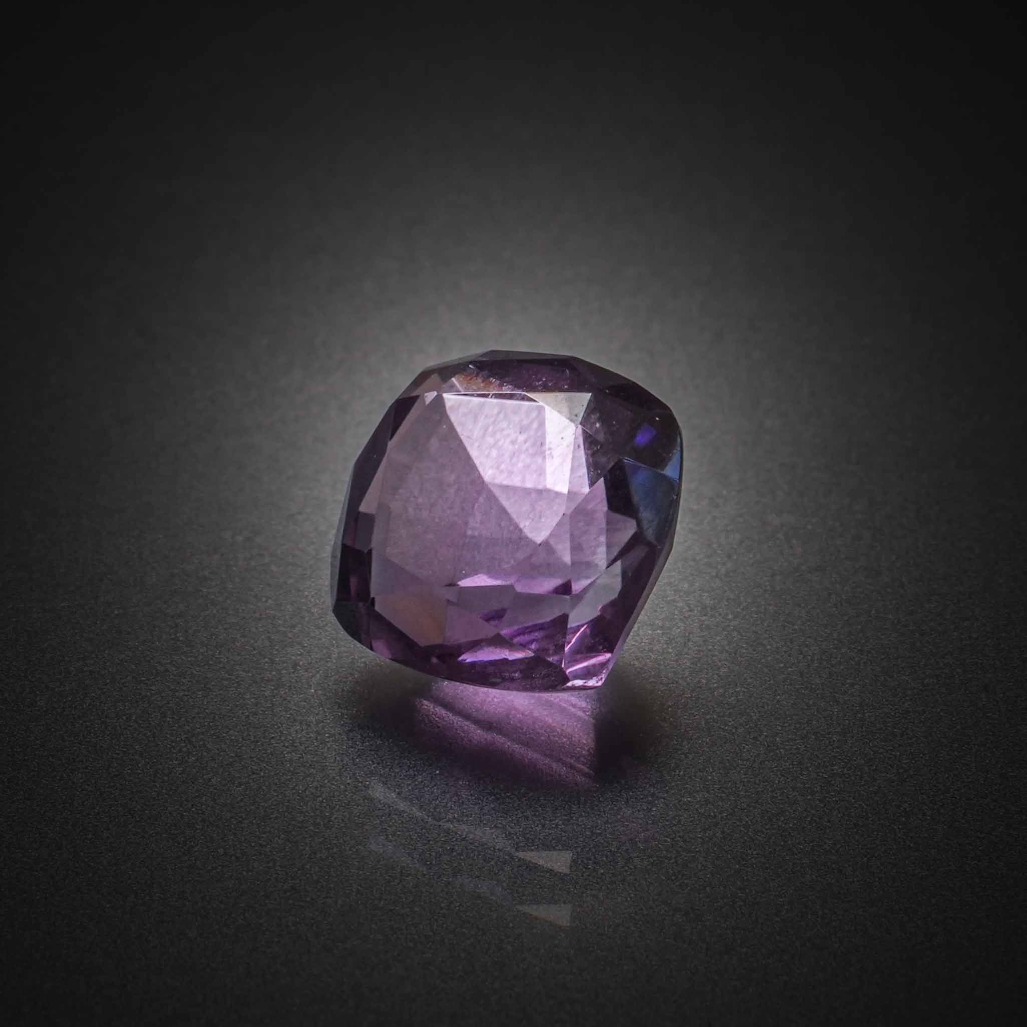 Cristal de roche coussin sur papier. - Lazuli