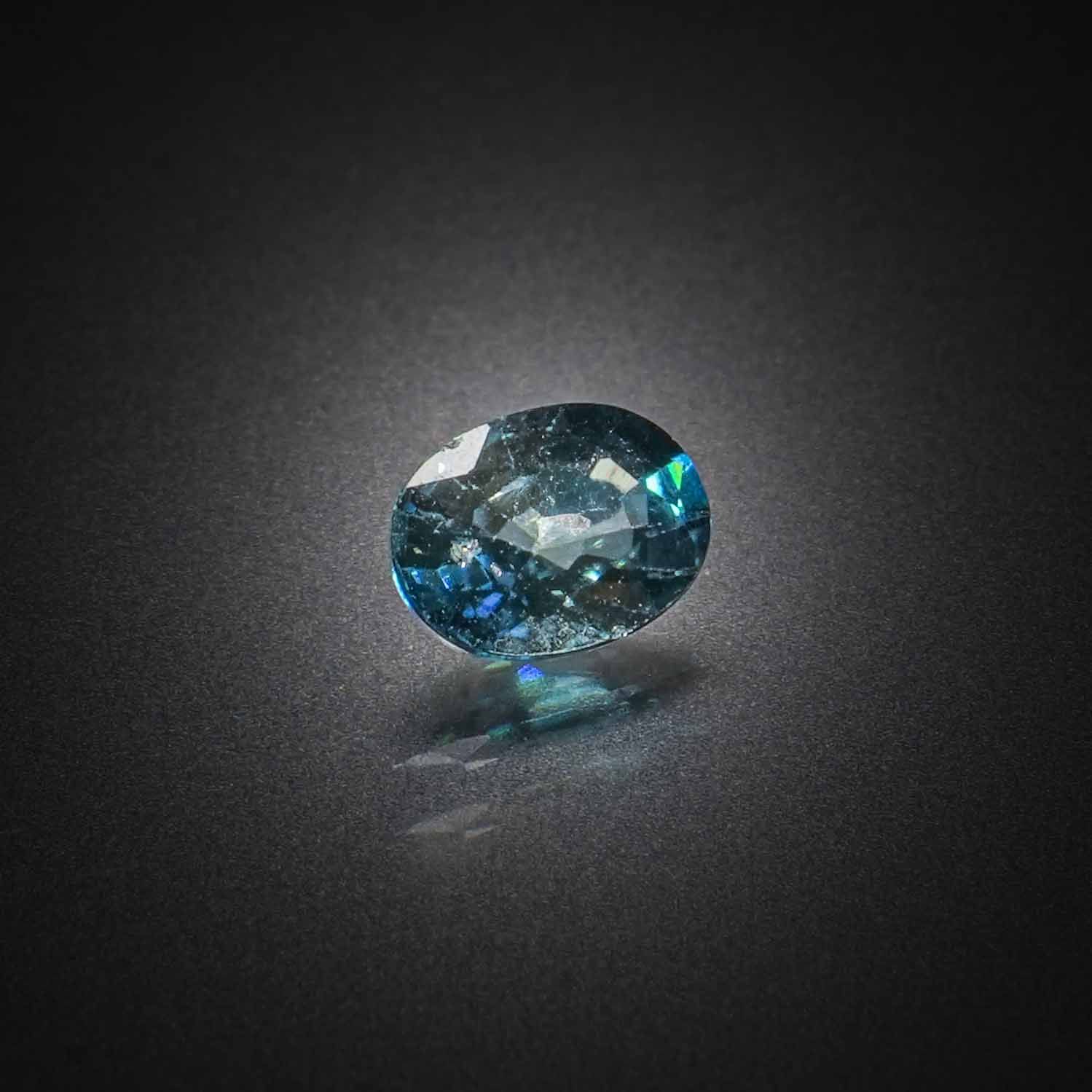 Appairage d&rsquo;émeraudes ovales sur papier. - Lazuli