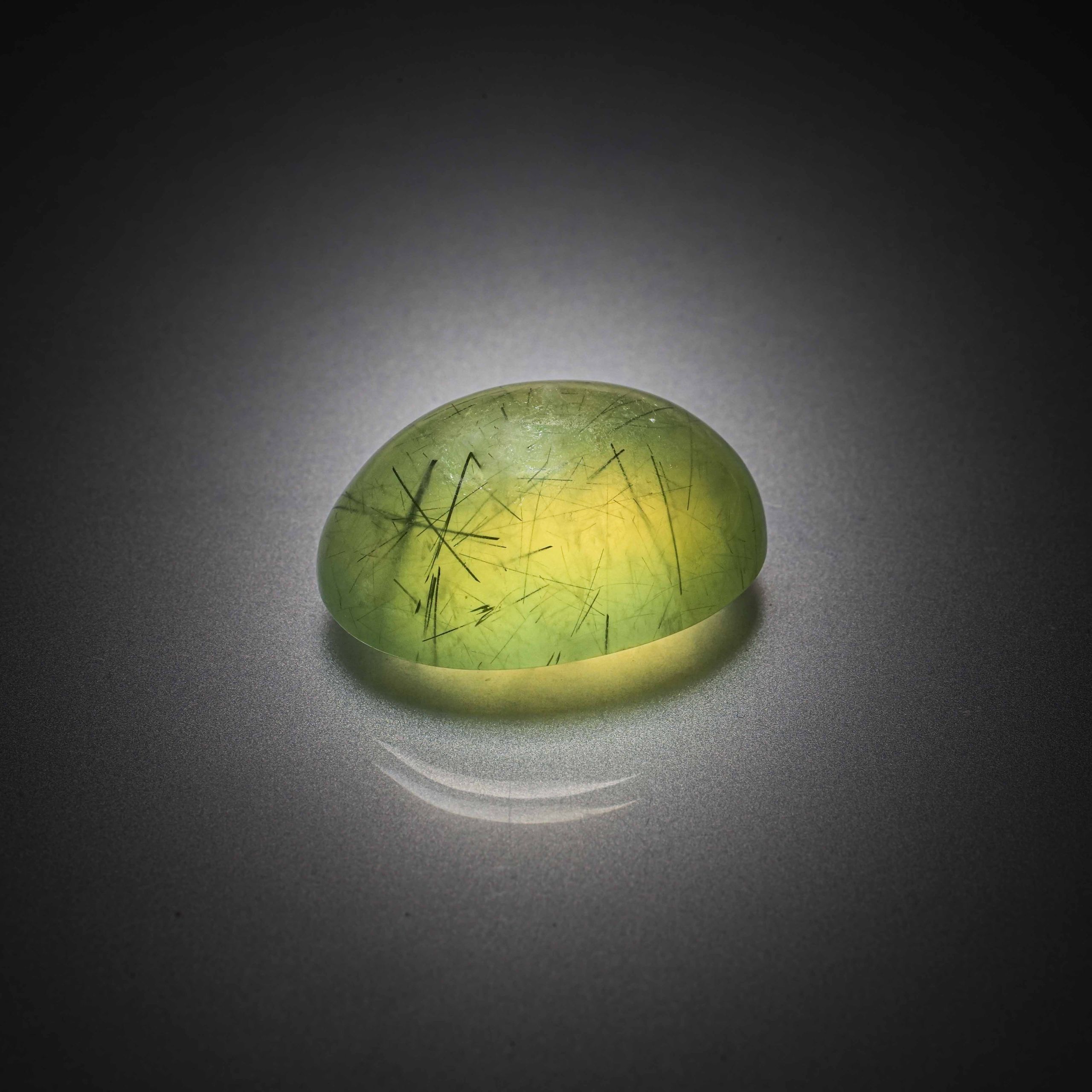 Prehnite ovale cabochon sur papier. - Lazuli