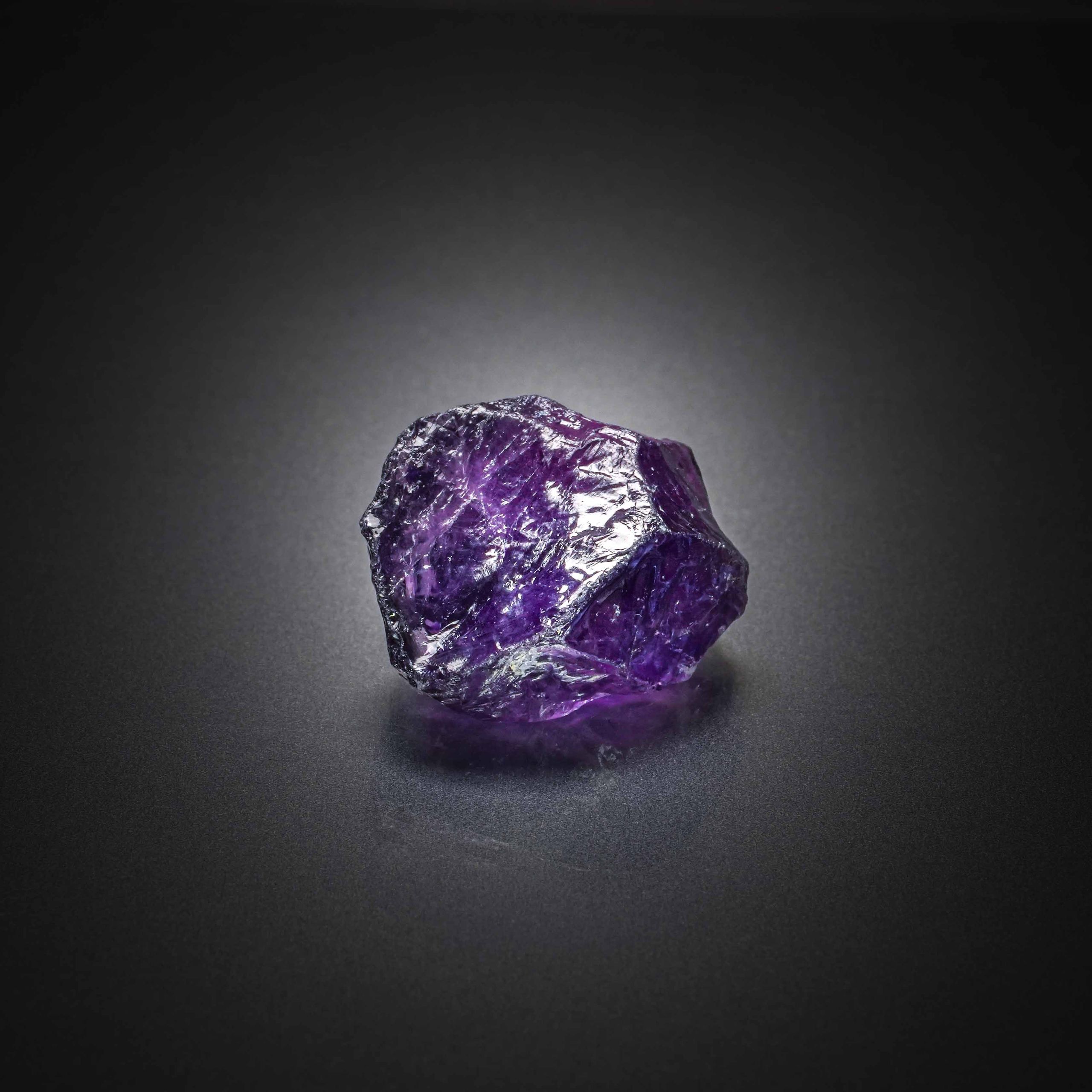 Opale noire poire cabochon sur papier. - Lazuli