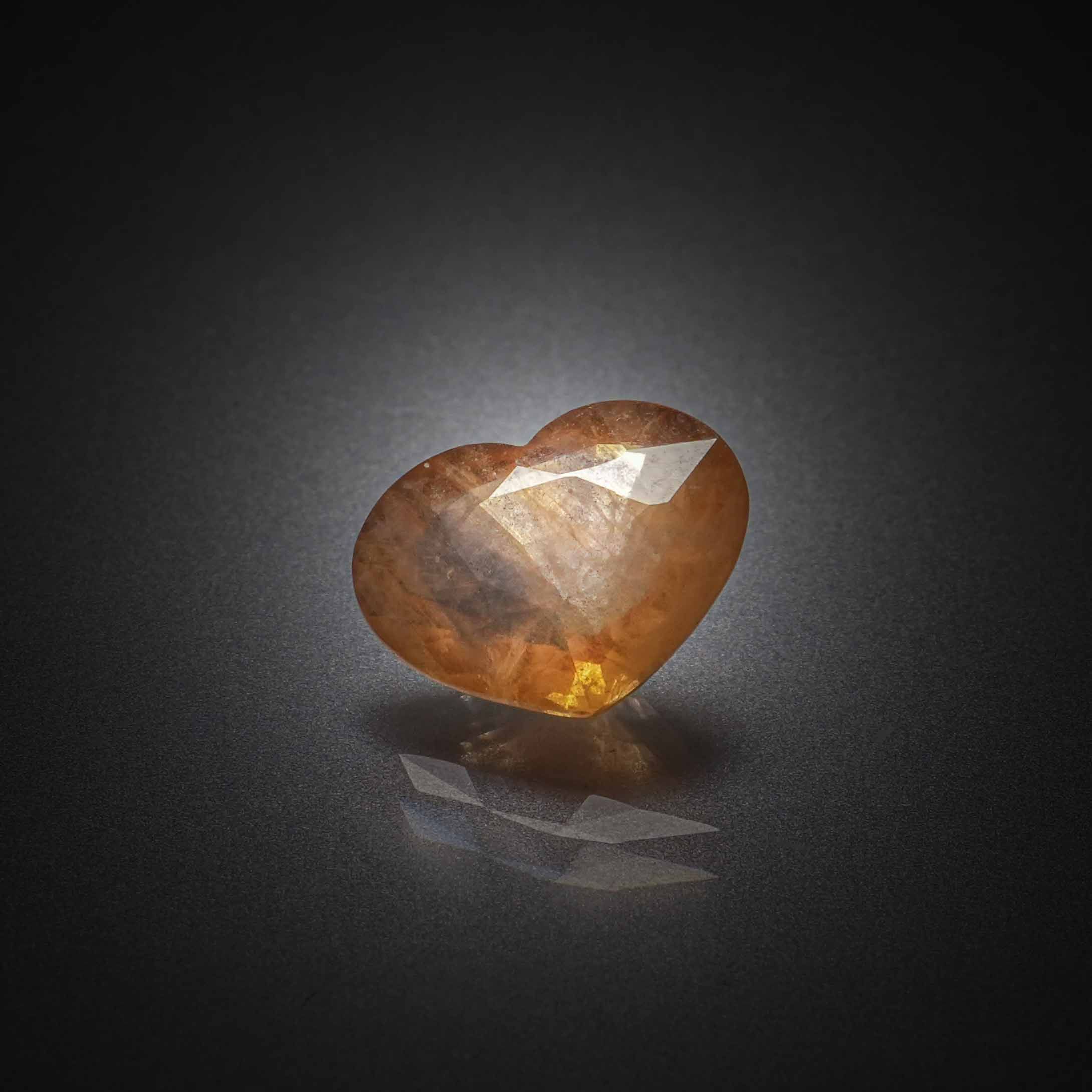 Lot de citrines brutes sur papier. - Lazuli