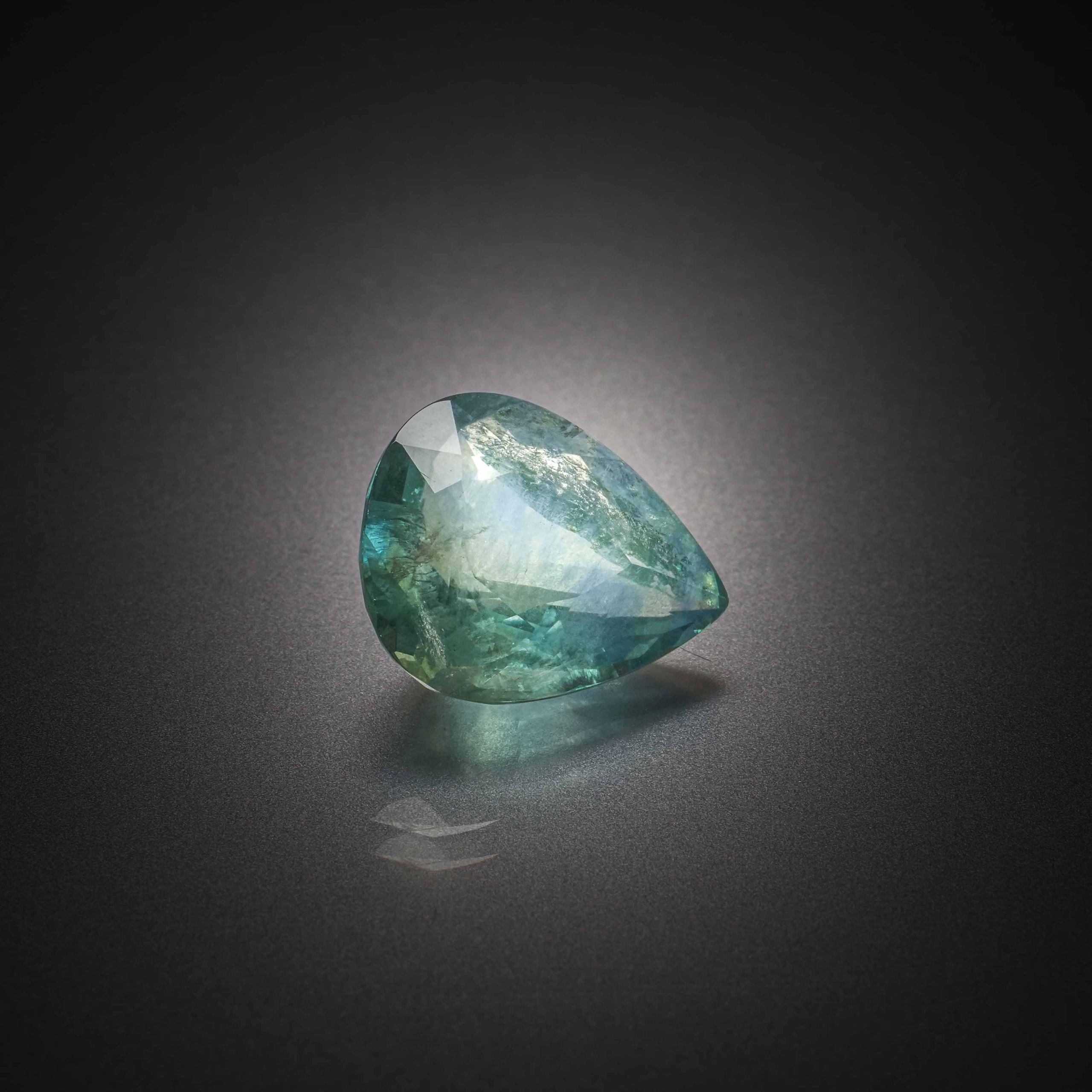 Saphir ovale cabochon sur papier. - Lazuli